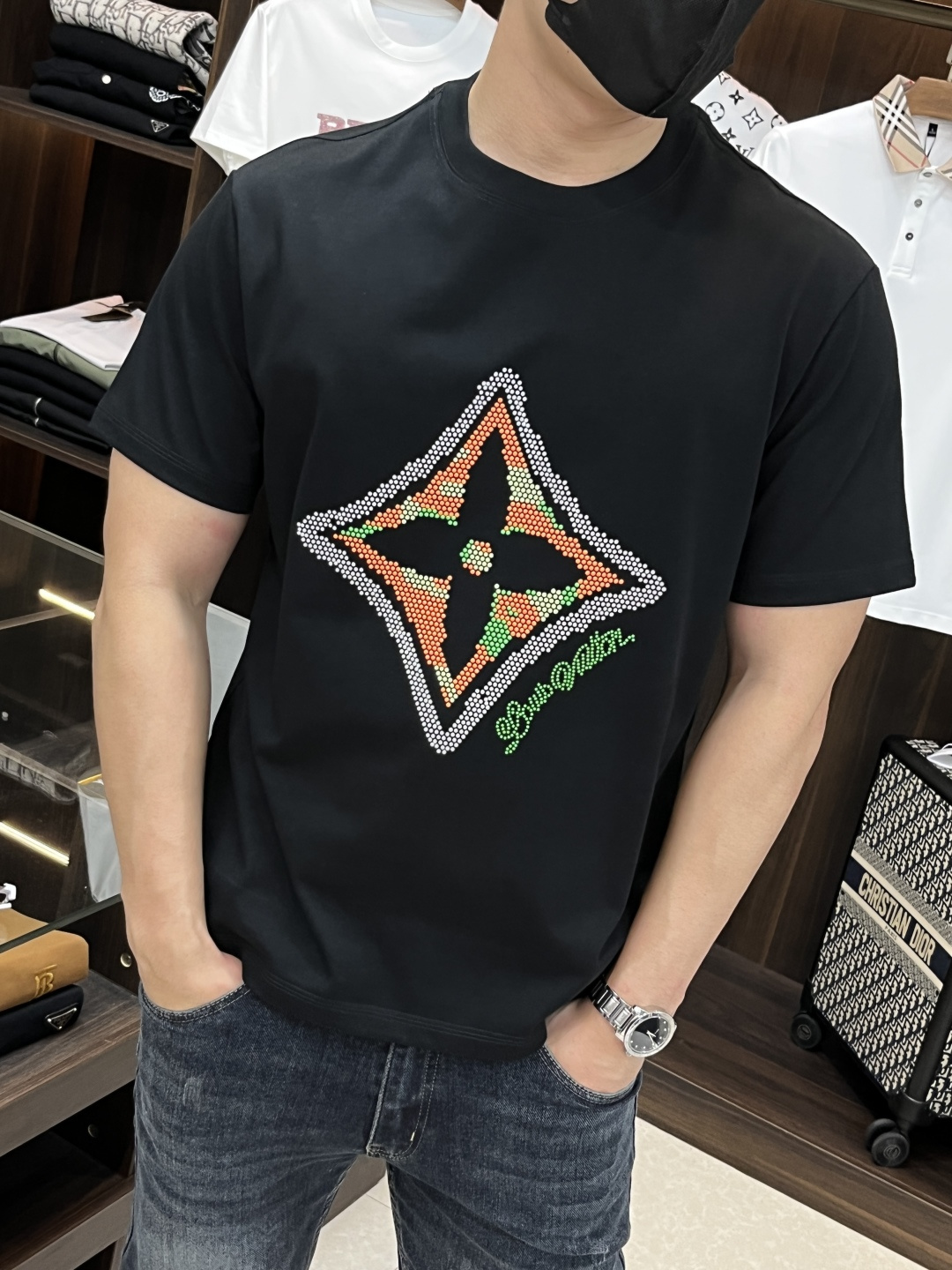 NO:652879,The main recommendation is LV's exclusive autumn new donkey brand fashionable and casual round neck short-sleeved, high-density 320g pure cotton fabric, advanced dense needle embroidery, high-end European original single T-shirt, trendy and fashionable casual half-sleeves. High breathability and comfort, impeccable details, brand element design concept, reflecting high quality. Presenting casual tailoring, the upper body shape is awesome!  Size M-3XL H new model debut,,louis vuitton,louis vuitton,T-shirt,tees,t-shirt,alexander wang19860909主推 LV 独家专供秋季新款驴牌时尚休闲圆领短袖,高密度320克纯棉面料,高级密针刺绣、高端欧版原单T恤,潮流时尚休闲半袖 透气舒适度高,细节无可挑剔,品牌元素设计理念,体现高品质.呈现休闲裁剪,上身版型超赞！码数M-3XL H新款首发,,louis vuitton,louis vuitton,T-shirt,tees，t-shirt,alexander wang,Men's clothing