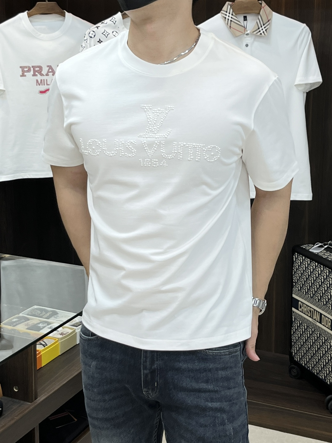 NO:650210,The main recommendation is LV's exclusive autumn new donkey brand fashionable and casual round neck short-sleeved, high-density 320g pure cotton fabric, advanced dense needle embroidery, high-end European original single T-shirt, trendy and fashionable casual half-sleeves. High breathability and comfort, impeccable details, brand element design concept, reflecting high quality. Presenting casual tailoring, the upper body shape is awesome!  Size M-3XL H2025 new model debut,,louis vuitton,louis vuitton,T-shirt,tees,t-shirt,alexander wang19860909主推 LV 独家专供秋季新款驴牌时尚休闲圆领短袖,高密度320克纯棉面料,高级密针刺绣、高端欧版原单T恤,潮流时尚休闲半袖 透气舒适度高,细节无可挑剔,品牌元素设计理念,体现高品质.呈现休闲裁剪,上身版型超赞！码数M-3XL H2025新款首发,,louis vuitton,louis vuitton,T-shirt,tees，t-shirt,alexander wang,Men's clothing