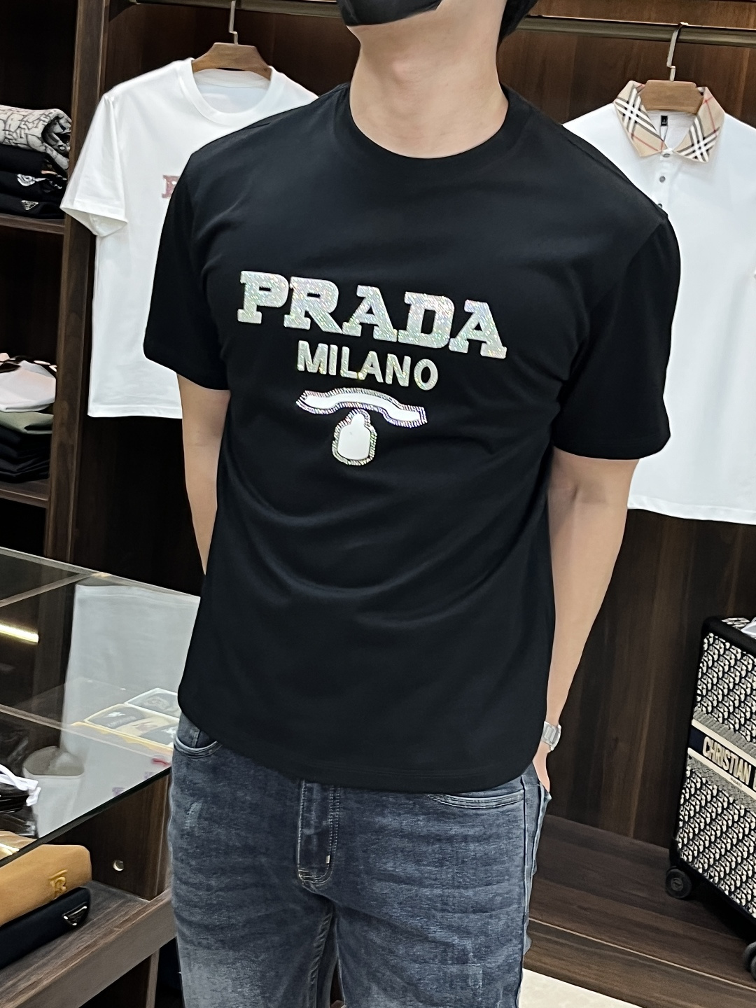 NO:650217,Mainly recommended by Prada Exclusively for autumn new Prada fashion casual round neck short sleeves, high-density 320g pure cotton fabric, advanced dense needle embroidery, high-end European original single T-shirt, trendy fashion casual half-sleeves. High breathability and comfort, impeccable details, brand element design concept, reflecting high quality. Presenting casual tailoring, the upper body shape is awesome!  Size M-3XL H2025 new model debut, prada, prada, T-shirt, tees, t-shirt, alexander wang19860909主推 Prada 独家专供秋季新款普拉达时尚休闲圆领短袖,高密度320克纯棉面料,高级密针刺绣、高端欧版原单T恤,潮流时尚休闲半袖 透气舒适度高,细节无可挑剔,品牌元素设计理念,体现高品质.呈现休闲裁剪,上身版型超赞！码数M-3XL H2025新款首发,,prada,prada,T-shirt,tees，t-shirt,alexander wang,Men's clothing