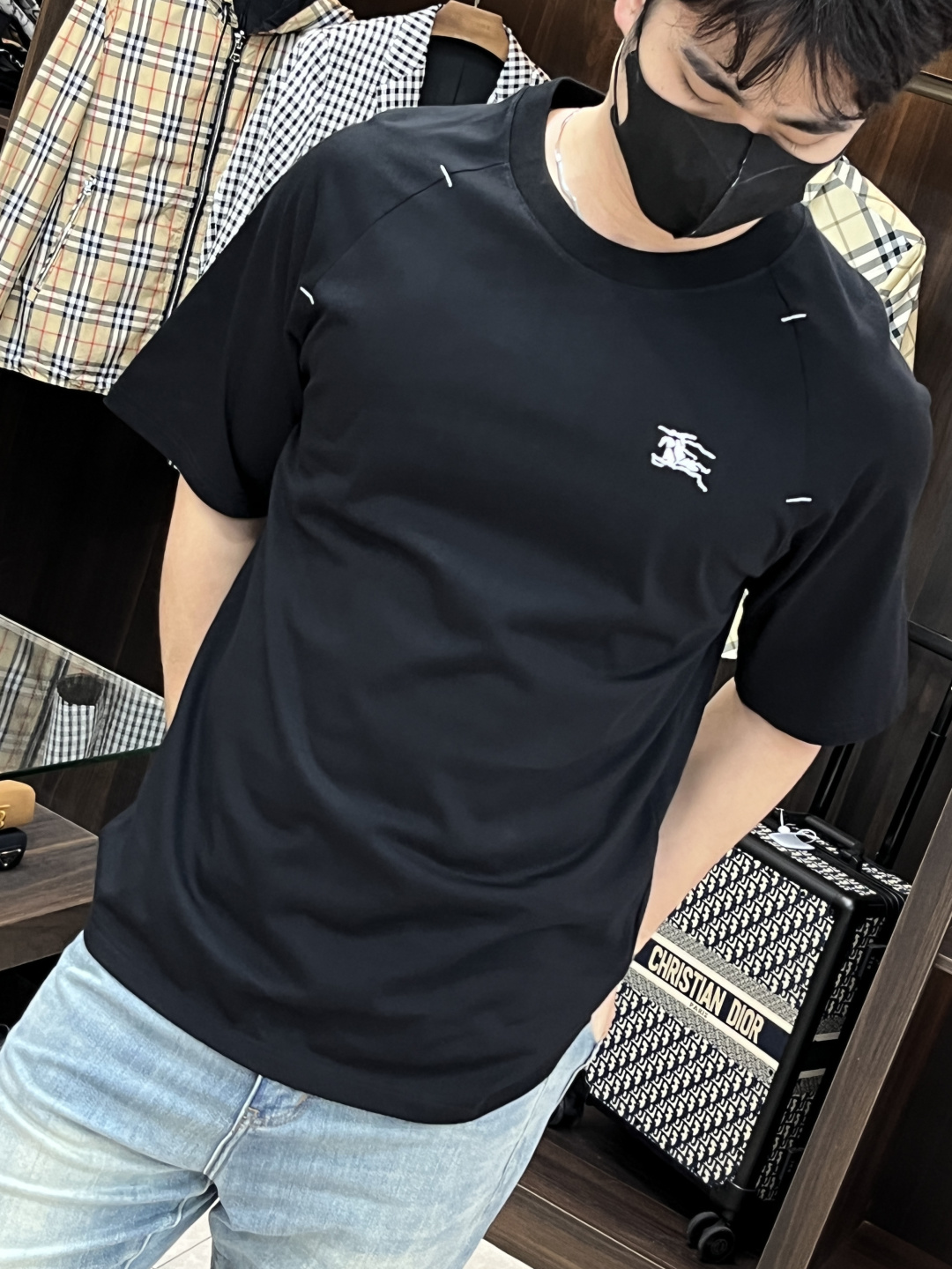 NO:652888,The main recommendation is Burberry's exclusive autumn new Burberry fashion casual round neck short sleeves, high-density 320g pure cotton fabric, advanced dense needle embroidery, high-end European original single T-shirt, trendy fashion casual half-sleeves, high breathability and comfort, impeccable details, brand element design concept, reflecting high quality. Presenting casual tailoring, the upper body shape is awesome!  Size M-3XL H new model first release,,burberry,burberry,T-shirt,tees,t-shirt,alexander wang19860909主推 Burberry 独家专供秋季新款巴宝莉时尚休闲圆领短袖,高密度320克纯棉面料,高级密针刺绣、高端欧版原单T恤,潮流时尚休闲半袖 透气舒适度高,细节无可挑剔,品牌元素设计理念,体现高品质.呈现休闲裁剪,上身版型超赞！码数M-3XL H新款首发,,burberry,burberry,T-shirt,tees，t-shirt,alexander wang,Men's clothing