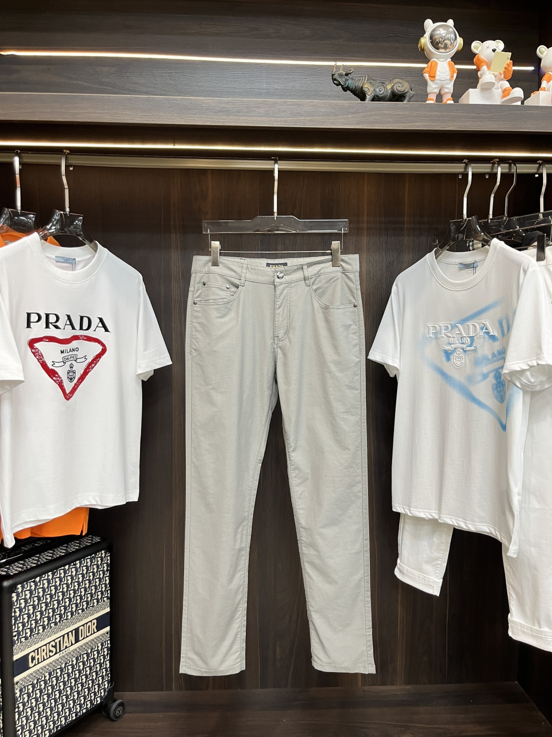 NO:430367,The main recommendation is Prada exclusively for new fashion men's fashionable casual trousers, high-end European version original single pants, trendy and fashionable casual trousers, high breathability and comfort, impeccable details, brand element design concept, reflecting high quality. It presents casual cut, and the upper body style is superb!  Number of codes 29-40 H new model first release, prada, prada, alexander wang19860909主推 Prada 独家专供新款普拉达潮男时尚休闲长裤,高端欧版原单裤子,潮流时尚休闲裤子 透气舒适度高,细节无可挑剔,品牌元素设计理念,体现高品质.呈现休闲裁剪,上身版型超赞！ 码数29-40 H新款首发,,prada,prada,alexander wang,Men's clothing