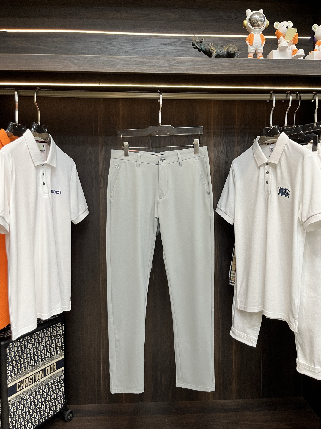 NO:430371,The main recommendation Zegna exclusively offers new styles of Zegna fashion men's fashionable casual trousers, high-end European version original single pants, trendy and fashionable casual trousers, high breathability and comfort, impeccable details, brand element design concept, reflecting high quality. It presents casual cut, and the upper body style is superb!  Number of codes 29-40 H new model first release, zegna, alexander wang19860909主推 Zegna 独家专供新款杰尼亚潮男时尚休闲长裤,高端欧版原单裤子,潮流时尚休闲裤子 透气舒适度高,细节无可挑剔,品牌元素设计理念,体现高品质.呈现休闲裁剪,上身版型超赞！ 码数29-40 H新款首发,,zegna,alexander wang,Men's clothing