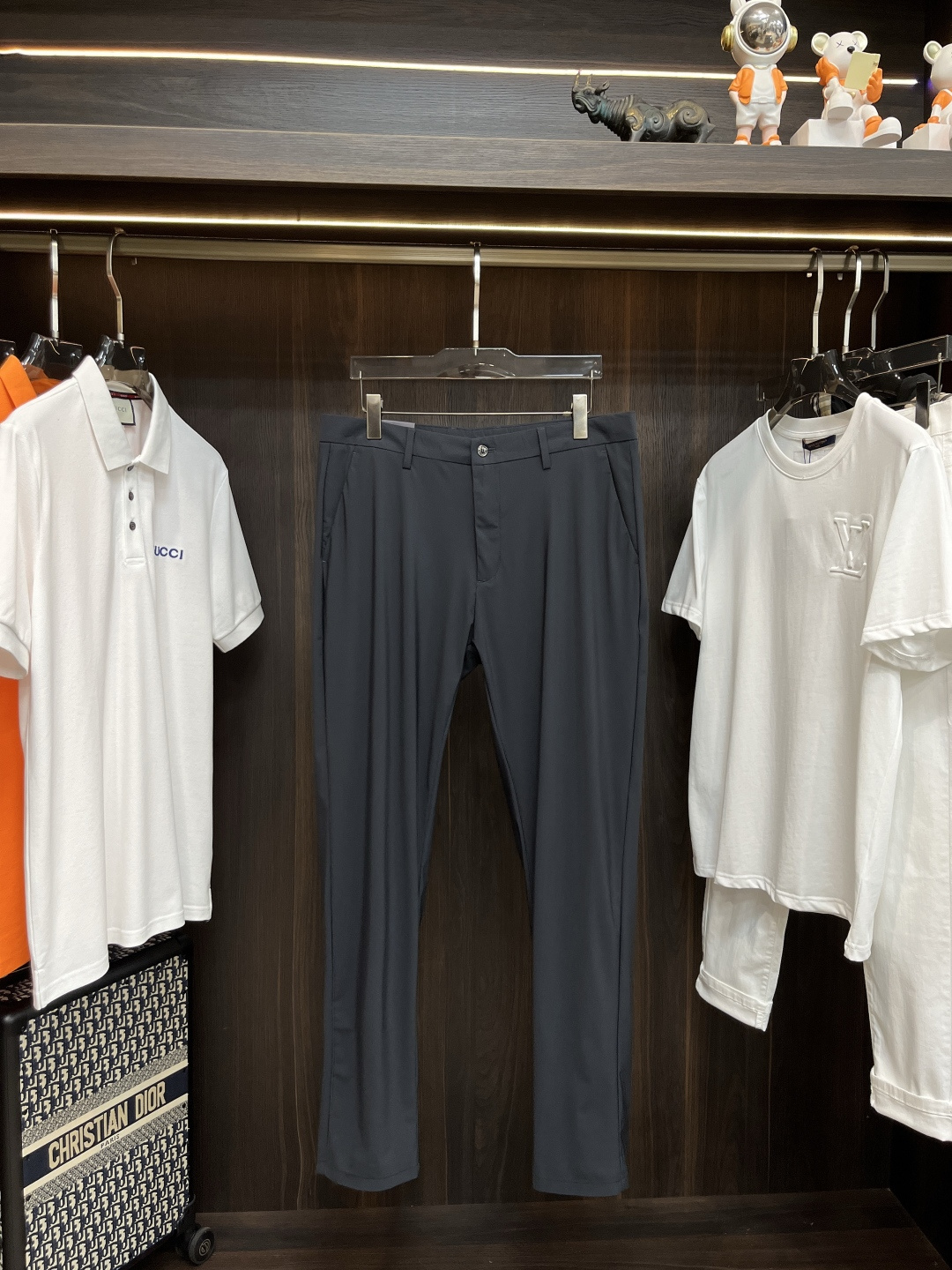 NO:430375,The main recommendation LV is exclusively available for new donkey brand fashion casual trousers, high-end European version original single pants, trendy and fashionable casual trousers. It has high breathability and comfort, impeccable details, and the brand element design concept reflects high quality. It presents casual cuts, and the upper body style is superb!  Number of codes 29-40 H new model first release, louis vuitton,louis vuitton,alexander wang19860909主推 LV 独家专供新款驴牌潮男时尚休闲长裤,高端欧版原单裤子,潮流时尚休闲裤子 透气舒适度高,细节无可挑剔,品牌元素设计理念,体现高品质.呈现休闲裁剪,上身版型超赞！ 码数29-40 H新款首发,,louis vuitton,louis vuitton,alexander wang,Men's clothing