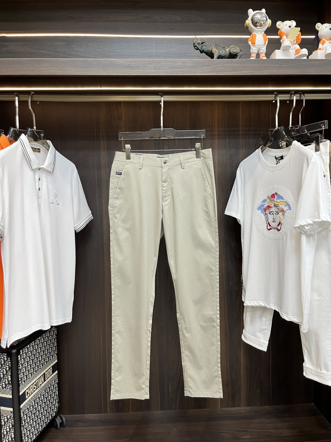 NO:430379,The main recommendation TOMMY is exclusively available for new Tommy trendy men's fashionable casual trousers, high-end European version original single pants, trendy and fashionable casual trousers. It has high breathability and comfort, impeccable details, and the brand element design concept reflects high quality. It presents casual cuts, and the upper body style is superb!  Number of codes 29-40 H new model first release, Tom ford, alexander wang19860909主推 TOMMY 独家专供新款汤米潮男时尚休闲长裤,高端欧版原单裤子,潮流时尚休闲裤子 透气舒适度高,细节无可挑剔,品牌元素设计理念,体现高品质.呈现休闲裁剪,上身版型超赞！ 码数29-40 H新款首发,,tom ford,alexander wang,Men's clothing