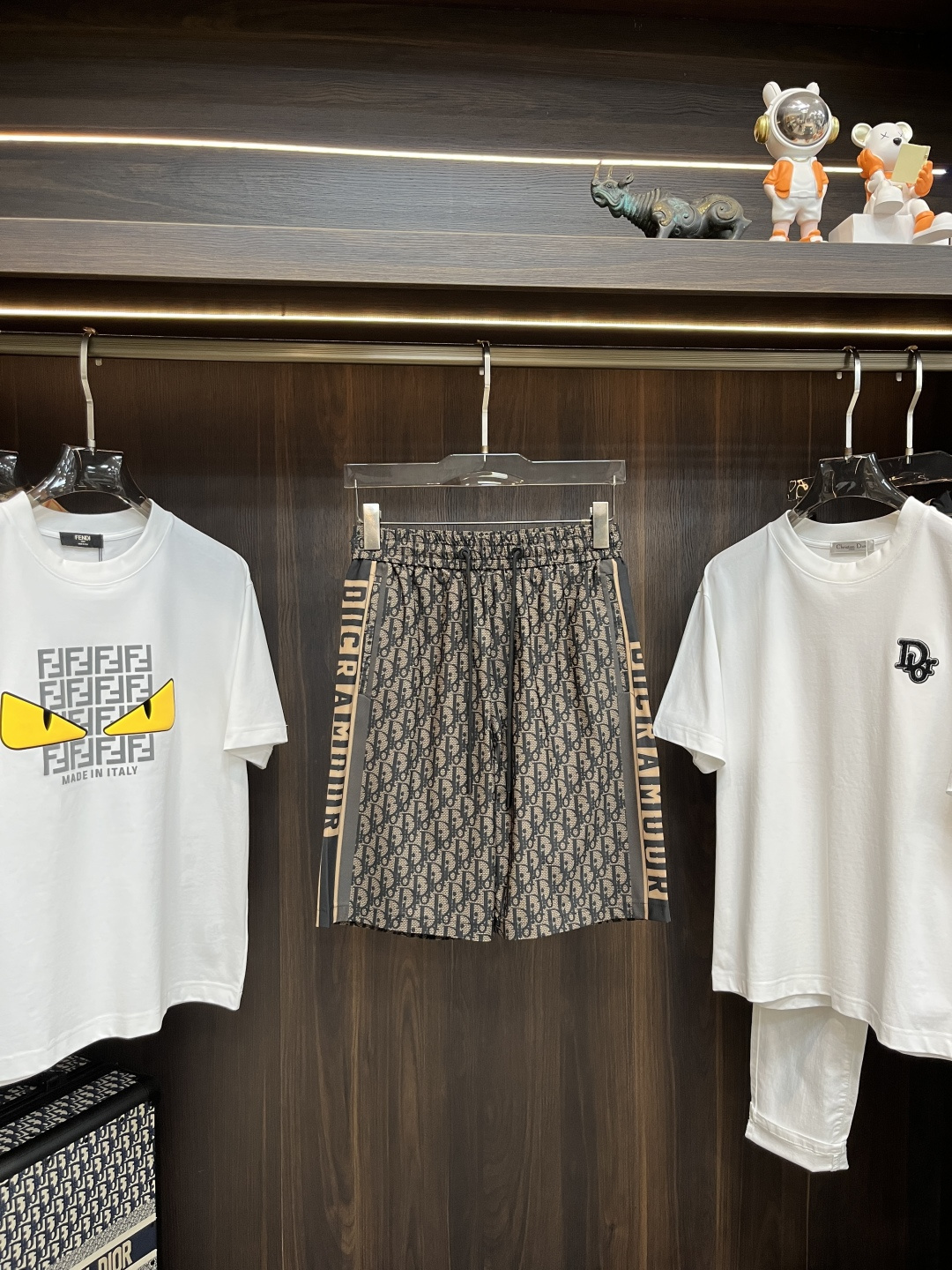 NO:430387,The main recommendation is Dior exclusively for new Dior trendy men's fashionable casual sports shorts, high-end European version original single pants, trendy and fashionable casual pants, breathable and comfortable, impeccable details, brand element design concept, reflecting high quality. It presents casual cut, and the upper body style is superb!  Number of codes 29-38 H new model first release, dior, dior, shorts, alexander wang19860909主推 Dior 独家专供新款迪奥潮男时尚休闲运动短裤,高端欧版原单裤子,潮流时尚休闲裤子 透气舒适度高,细节无可挑剔,品牌元素设计理念,体现高品质.呈现休闲裁剪,上身版型超赞！ 码数29-38 H新款首发,,dior,dior,shorts,alexander wang,Men's clothing