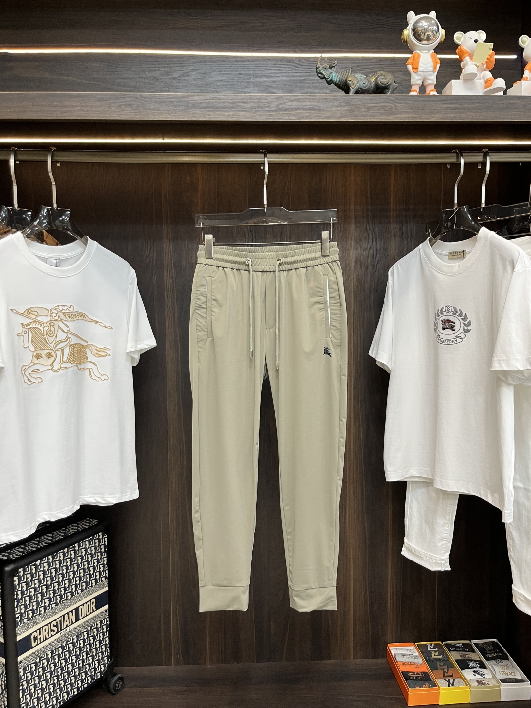 NO:430383,The main recommendation is Burberry exclusively for the new Burberry trendy men's fashionable casual trousers!  High-end European version original single pants, trendy and fashionable casual pants, breathable and comfortable, impeccable details, brand element design concept, reflecting high quality. It presents casual cut, and the upper body style is superb!  Number of codes 29-38 H new model first release, burberry, burberry, alexander wang19860909主推 Burberry 独家专供新款巴宝莉潮男时尚休闲长裤！高端欧版原单裤子,潮流时尚休闲裤子 透气舒适度高,细节无可挑剔,品牌元素设计理念,体现高品质.呈现休闲裁剪,上身版型超赞！ 码数29-38 H新款首发,,burberry,burberry,alexander wang,Men's clothing