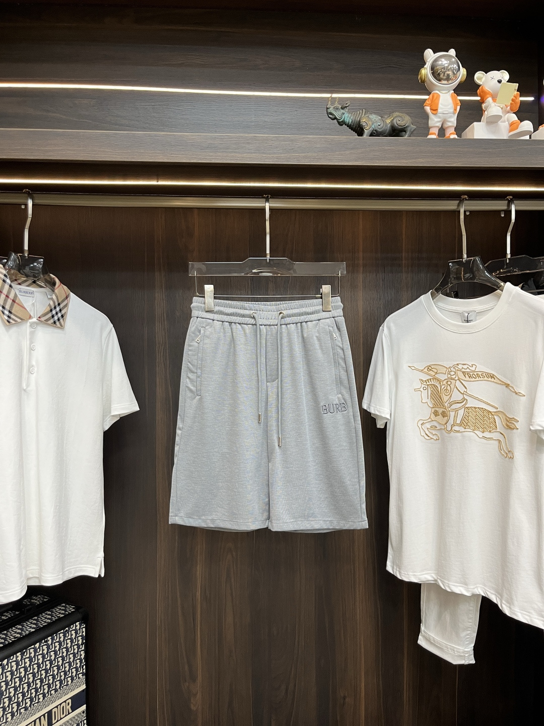 NO:430395,The main recommendation Burberry exclusively offers new Burberry trendy men's fashionable casual sports shorts, high-end European version original single pants, trendy and fashionable casual pants, breathable and comfortable, impeccable details, brand element design concept, reflecting high quality. It presents casual cut, and the upper body style is superb!  Number of codes 29-38 H new model first release, burberry, burberry, shorts, alexander wang19860909主推 Burberry 独家专供新款巴宝莉潮男时尚休闲运动短裤,高端欧版原单裤子,潮流时尚休闲裤子 透气舒适度高,细节无可挑剔,品牌元素设计理念,体现高品质.呈现休闲裁剪,上身版型超赞！ 码数29-38 H新款首发,,burberry,burberry,shorts,alexander wang,Men's clothing