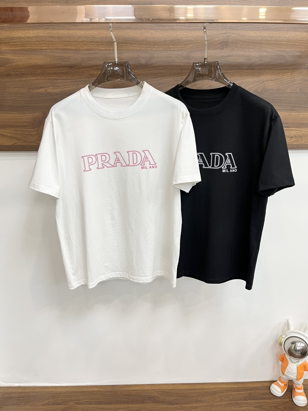 NO:430411,Continuously stocked series!  High-quality must-have for July, the main recommendation is Prada exclusively for the new autumn Prada fashion casual round neck short sleeves, high-density 320g pure cotton fabric, high-end needle embroidery, high-end European version original single T-shirt, trendy and fashionable casual half-sleeved, high breathable and comfortable, impeccable details, brand element design concept, reflecting high quality. It presents casual cut, and the upper body style is superb!  Code Number M-3XL H2025 new model first release, prada, prada, T-shirt, tees, t-shirt, alexander wang19860909不断货系列！高品质7月必选 主推 Prada 独家专供秋季新款普拉达时尚休闲圆领短袖,高密度320克纯棉面料,高级密针刺绣、高端欧版原单T恤,潮流时尚休闲半袖 透气舒适度高,细节无可挑剔,品牌元素设计理念,体现高品质.呈现休闲裁剪,上身版型超赞！码数M-3XL H2025新款首发,,prada,prada,T-shirt,tees，t-shirt,alexander wang,Men's clothing