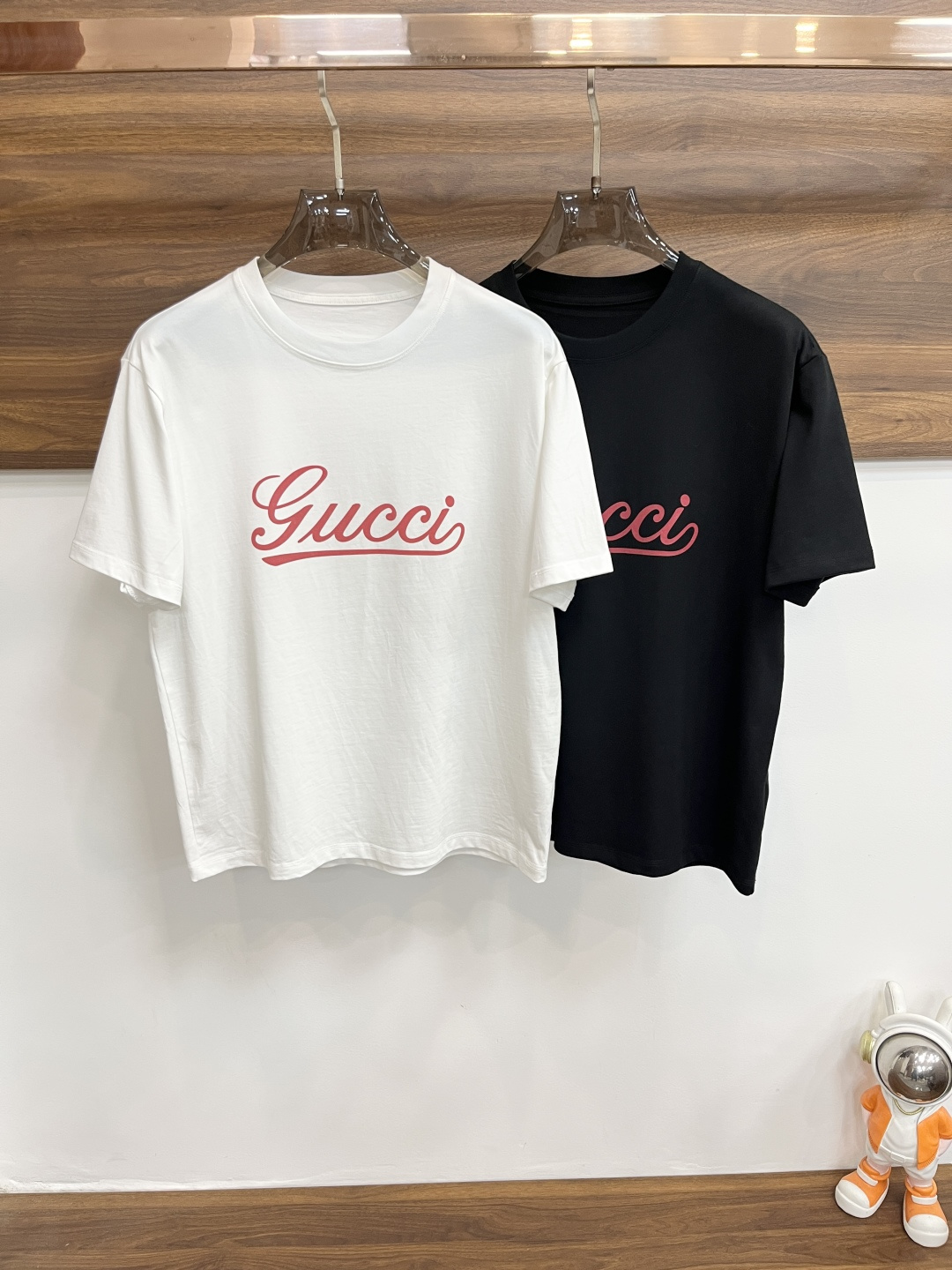 NO:601782,Mainly recommended by Gucci. Exclusively for autumn new Gucci fashionable casual round neck short sleeves, high-density 320g pure cotton fabric, advanced dense needle embroidery, high-end European original single T-shirt, trendy fashionable casual half-sleeves. High breathability and comfort, impeccable details, brand element design concept, reflecting high quality. Presenting casual tailoring, the upper body shape is awesome!  Size M-3XL H2025 new model first release,,gucci,gucci,T-shirt,tees,t-shirt,alexander wang19860909主推 Gucci 独家专供秋季新款古驰时尚休闲圆领短袖,高密度320克纯棉面料,高级密针刺绣、高端欧版原单T恤,潮流时尚休闲半袖 透气舒适度高,细节无可挑剔,品牌元素设计理念,体现高品质.呈现休闲裁剪,上身版型超赞！码数M-3XL H2025新款首发,,gucci,gucci,T-shirt,tees，t-shirt,alexander wang,Men's clothing