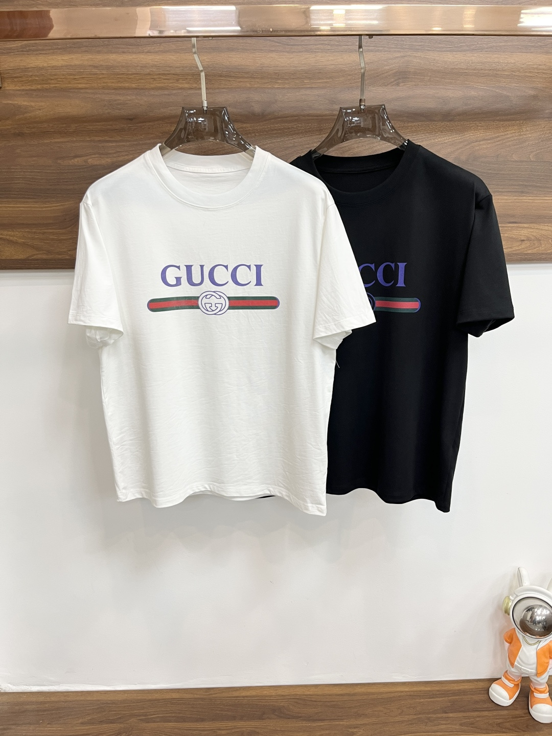 NO:430414,Continuously stocked series!  High-quality must-have for July. Gucci is exclusively available for the new autumn Gucci fashion casual round neck short sleeves, high-density 320g pure cotton fabric, high-end needle embroidery, high-end European version original single T-shirt, trendy and fashionable casual half-sleeved, high breathable and comfortable, impeccable details, brand element design concept, reflecting high quality. It presents casual cut, and the upper body style is superb!  Code Number M-3XL H2025 new model first release, gucci, gucci, T-shirt, tees, t-shirt, alexander wang19860909不断货系列！高品质7月必选 主推 Gucci 独家专供秋季新款古驰时尚休闲圆领短袖,高密度320克纯棉面料,高级密针刺绣、高端欧版原单T恤,潮流时尚休闲半袖 透气舒适度高,细节无可挑剔,品牌元素设计理念,体现高品质.呈现休闲裁剪,上身版型超赞！码数M-3XL H2025新款首发,,gucci,gucci,T-shirt,tees，t-shirt,alexander wang,Men's clothing