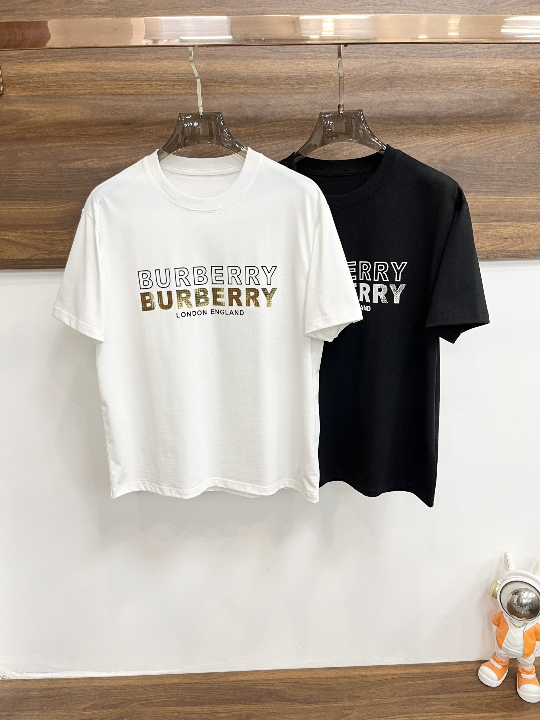 NO:473498,Continuously stocked series, continuous supply until the end of the year!  The main recommendation Burberry is exclusively designed for the new autumn Burberry fashion casual round neck short sleeves, high-density 320g pure cotton fabric, high-end needle embroidery, high-end European version original single T-shirt, trendy and fashionable casual half-sleeved, breathable and comfortable, impeccable details, brand element design concept, reflecting high quality. It presents casual cut, and the upper body style is superb!  The new model of M-3XL H is launched in the first release of burberry, burberry, T-shirt, tees, t-shirt, alexander wang19860909不断货系列,持续供货到年底！ 主推 Burberry 独家专供秋季新款巴宝莉时尚休闲圆领短袖,高密度320克纯棉面料,高级密针刺绣、高端欧版原单T恤,潮流时尚休闲半袖 透气舒适度高,细节无可挑剔,品牌元素设计理念,体现高品质.呈现休闲裁剪,上身版型超赞！码数M-3XL H新款首发,,burberry,burberry,T-shirt,tees，t-shirt,alexander wang,Men's clothing