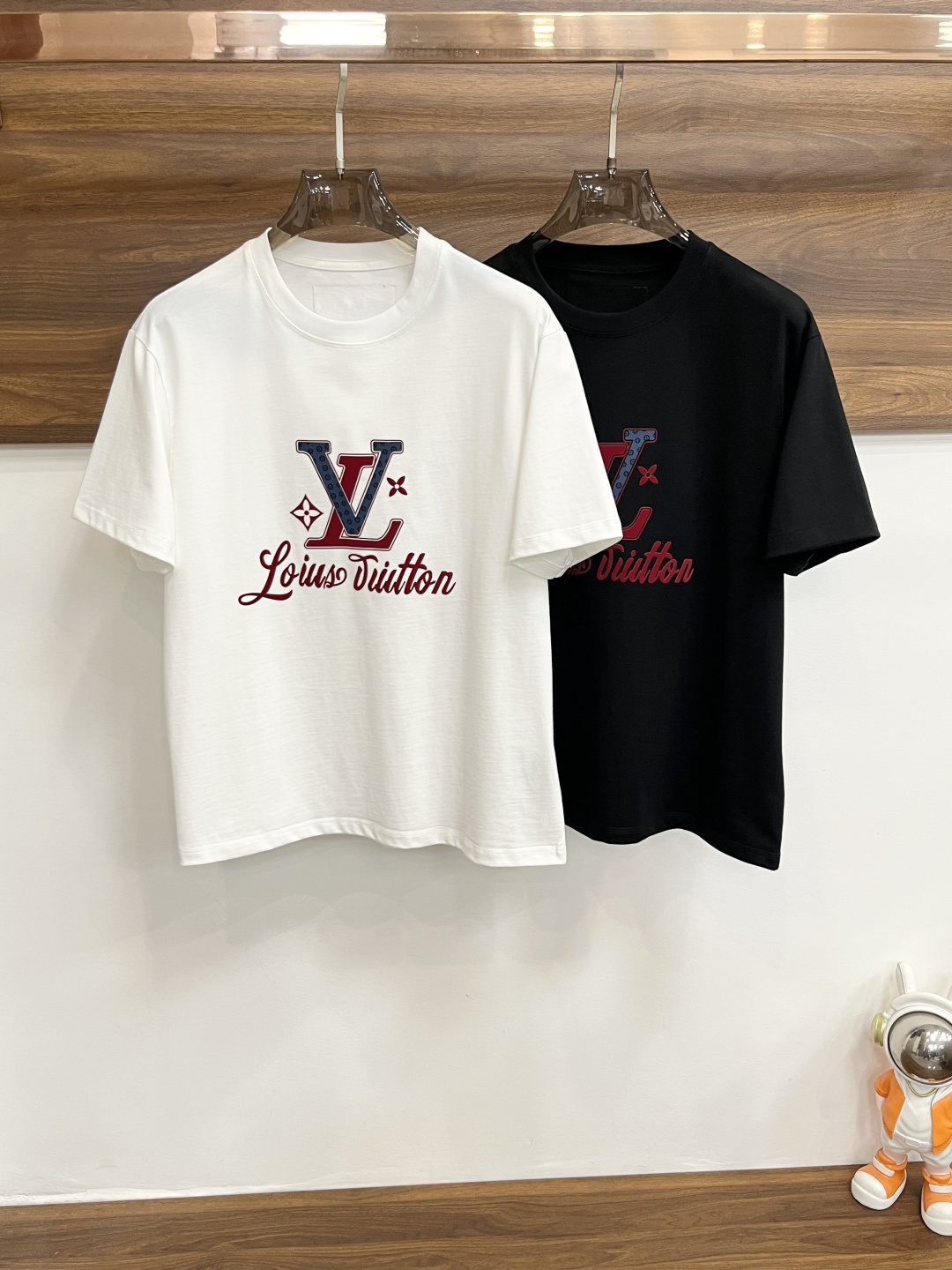 NO:161138,The main recommendation LV is exclusively designed for new autumn donkey brand fashionable casual round neck short sleeves, high-density 320g pure cotton fabric, high-end needle embroidery, high-end European version original single T-shirt, trendy and fashionable casual half-sleeved, high breathable and comfortable, impeccable details, brand element design concept, reflecting high quality. It presents casual cut, and the upper body style is superb!  Code Number M-3XL H2025 new model first release, louis vuitton,louis vuitton,t-shirt,tees,t-shirt,alexander wang19860909主推 LV 独家专供秋季新款驴牌时尚休闲圆领短袖,高密度320克纯棉面料,高级密针刺绣、高端欧版原单T恤,潮流时尚休闲半袖 透气舒适度高,细节无可挑剔,品牌元素设计理念,体现高品质.呈现休闲裁剪,上身版型超赞！码数M-3XL H2025新款首发,,louis vuitton,louis vuitton,T-shirt,tees，t-shirt,alexander wang,Men's clothing