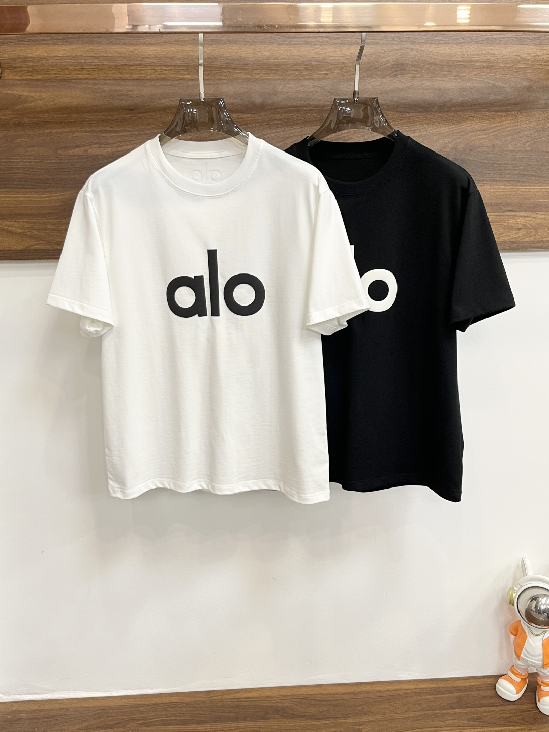 NO:161140,The main recommendation is alo. It is exclusively designed for new autumn fashion and casual round neck short sleeves, high-density 320g pure cotton fabric, high-end needle embroidery, high-end European version original single T-shirt, trendy and fashionable casual half-sleeved, high breathable and comfortable, impeccable details, brand element design concept, reflecting high quality. It presents casual cut, and the upper body style is excellent!  Code Number M-3XL H2025 new model first release, T-shirt,tees,t-shirt,alexander wang19860909主推 alo 独家专供秋季新款时尚休闲圆领短袖,高密度320克纯棉面料,高级密针刺绣、高端欧版原单T恤,潮流时尚休闲半袖 透气舒适度高,细节无可挑剔,品牌元素设计理念,体现高品质.呈现休闲裁剪,上身版型超赞！码数M-3XL H2025新款首发,,T-shirt,tees，t-shirt,alexander wang,Men's clothing