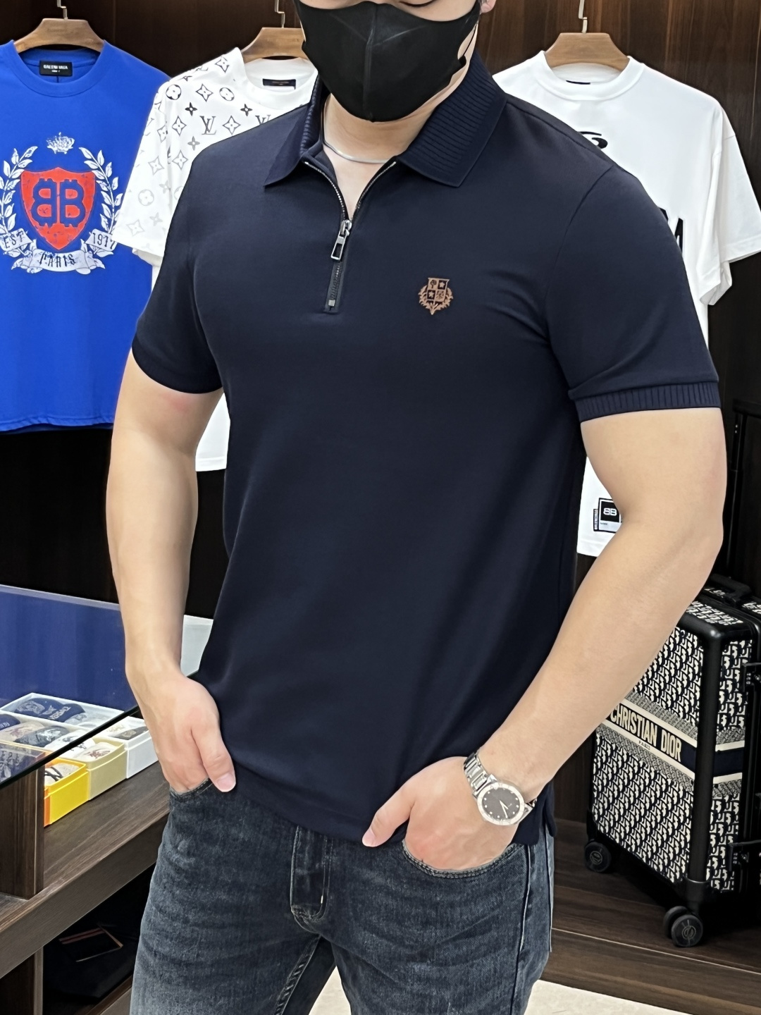 NO:161127,The main recommendation LP is exclusively designed for new autumn LP fashion casual lapel short sleeves, pure cotton bead floor fabric, high-end needle embroidery, high-end European version original single T-shirt, trendy and fashionable casual half-sleeved, breathable and comfortable, impeccable details, brand element design concept, reflecting high quality. It presents casual cut, and the upper body style is superb!  Code Number M-XXL H2025 new model first release, loro piana, T-shirt,tees, t-shirt,alexander wang19860909主推 LP 独家专供秋季新款LP时尚休闲翻领短袖,纯棉珠地面料,高级密针刺绣、高端欧版原单T恤,潮流时尚休闲半袖 透气舒适度高,细节无可挑剔,品牌元素设计理念,体现高品质.呈现休闲裁剪,上身版型超赞！ 码数M-XXL H2025新款首发,,loro piana,T-shirt,tees，t-shirt,alexander wang,Men's clothing