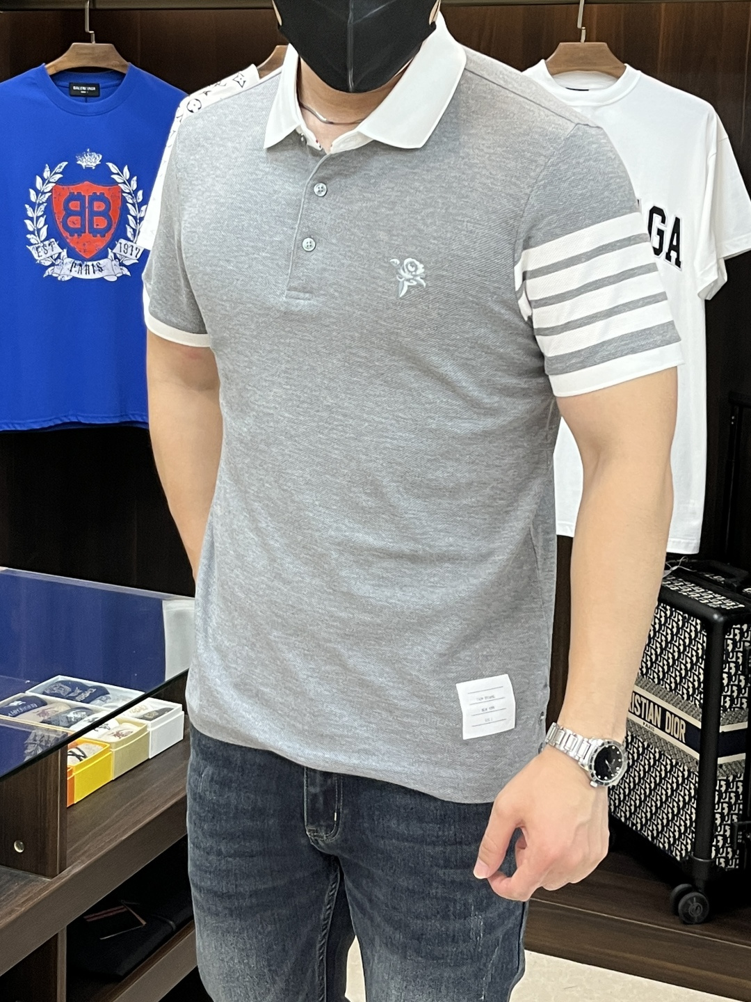 NO:161129,The main recommendation is TB exclusively for the new autumn Tom Brown fashion casual lapel short sleeves, pure cotton bead floor fabric, high-end needle embroidery, high-end European version original single T-shirt, trendy and fashionable casual half-sleeved, high breathable and comfortable, impeccable details, brand element design concept, reflecting high quality. It presents casual cut, and the upper body style is superb!  M-XXL H2025 new model debut, thom browne, T-shirt, tees, t-shirt, alexander wang19860909主推 TB 独家专供秋季新款汤姆布朗时尚休闲翻领短袖,纯棉珠地面料,高级密针刺绣、高端欧版原单T恤,潮流时尚休闲半袖 透气舒适度高,细节无可挑剔,品牌元素设计理念,体现高品质.呈现休闲裁剪,上身版型超赞！ 码数M-XXL H2025新款首发,,thom browne,T-shirt,tees，t-shirt,alexander wang,Men's clothing