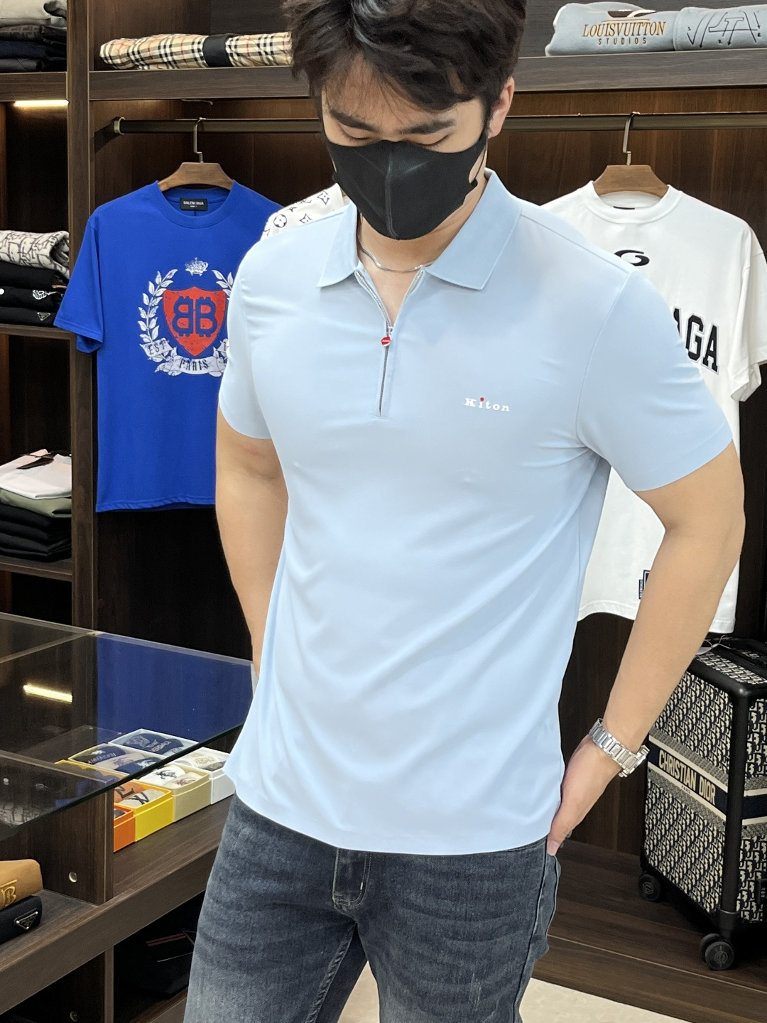 NO:161131,The main recommendation Kiton is exclusively designed for new autumn fashion casual lapel short sleeves, pure cotton bead floor fabric, high-end needle embroidery, high-end European version original single T-shirt, trendy and fashionable casual half-sleeved, breathable and comfortable, impeccable details, brand element design concept, reflecting high quality. It presents casual cut, and the upper body style is superb!  M-XXL H2025 new model first release, T-shirt,tees,t-shirt,alexander wang19860909主推 Kiton 独家专供秋季新款时尚休闲翻领短袖,纯棉珠地面料,高级密针刺绣、高端欧版原单T恤,潮流时尚休闲半袖 透气舒适度高,细节无可挑剔,品牌元素设计理念,体现高品质.呈现休闲裁剪,上身版型超赞！ 码数M-XXL H2025新款首发,,T-shirt,tees，t-shirt,alexander wang,Men's clothing