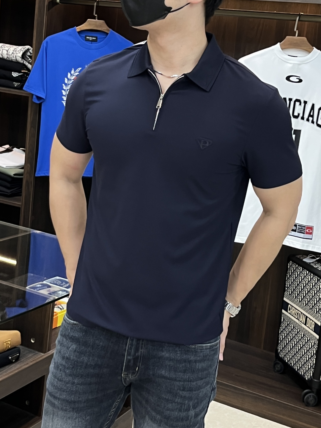 NO:161133,The main recommendation is Prada. It is exclusively designed for new autumn fashion casual lapel short sleeves, pure cotton bead floor fabric, high-end needle embroidery, high-end European version original single T-shirt, trendy and fashionable casual half-sleeved, breathable and comfortable, impeccable details, brand element design concept, reflecting high quality. It presents casual cut, and the upper body style is superb!  Code Number M-XXXL H2025 new model first release, prada, prada, T-shirt, tees, t-shirt, alexander wang19860909主推 Prada 普拉达 独家专供秋季新款时尚休闲翻领短袖,纯棉珠地面料,高级密针刺绣、高端欧版原单T恤,潮流时尚休闲半袖 透气舒适度高,细节无可挑剔,品牌元素设计理念,体现高品质.呈现休闲裁剪,上身版型超赞！ 码数M-XXXL H2025新款首发,,prada,prada,T-shirt,tees，t-shirt,alexander wang,Men's clothing