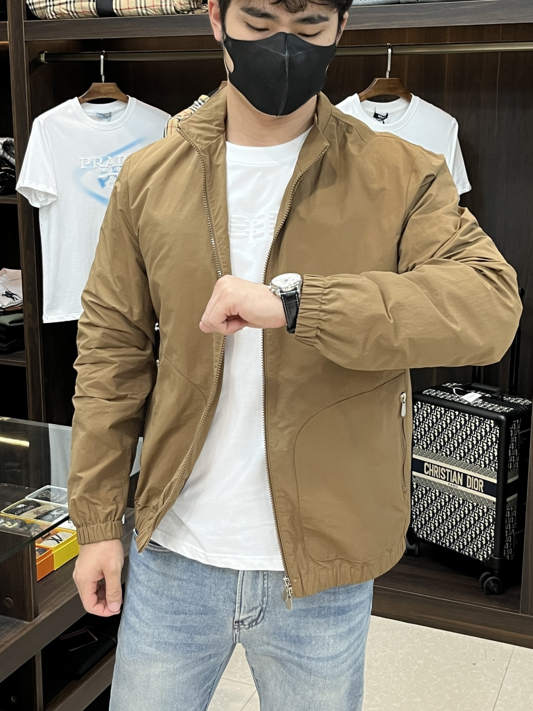 NO:161135,The main recommendation is BC 25SS new stand-up collar thin jacket BC stand-up collar jacket zipper closure design, two volume bags are equipped with zippers to facilitate storage of items, elastic hem, and the stand-up collar design makes the style unique, the upper body effect is excellent, there are 4 colors of white, lime, brown, royal blue, and can be selected together, highly recommended!  Color White Lime Coffee Royal Blue Number of 46 48 50 52,,jackets & coats,alexander wang19860909主推 BC 25SS新款立领薄夹克BC这款立领夹克拉链开合设计,两册袋配配有拉链方便收纳物品,弹力下摆,立领设计更显款式的独特性,上身效果超赞,有白色 石灰 咖色 宝蓝色4个颜色可共挑选,强烈推荐！ 颜色 白色 石灰 咖色 宝蓝色 码数46 48 50 52,,jackets & coats,alexander wang,Men's clothing