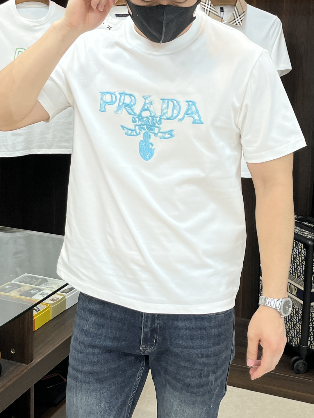 NO:625669,Mainly recommended by Prada Exclusively for autumn new Prada fashion casual round neck short sleeves, high-density 320g pure cotton fabric, advanced dense needle embroidery, high-end European original single T-shirt, trendy fashion casual half-sleeves. High breathability and comfort, impeccable details, brand element design concept, reflecting high quality. Presenting casual tailoring, the upper body shape is awesome!  Size M-3XL H2025 new model debut, prada, prada, T-shirt, tees, t-shirt, alexander wang19860909主推 Prada 独家专供秋季新款普拉达时尚休闲圆领短袖,高密度320克纯棉面料,高级密针刺绣、高端欧版原单T恤,潮流时尚休闲半袖 透气舒适度高,细节无可挑剔,品牌元素设计理念,体现高品质.呈现休闲裁剪,上身版型超赞！码数M-3XL H2025新款首发,,prada,prada,T-shirt,tees，t-shirt,alexander wang,Men's clothing