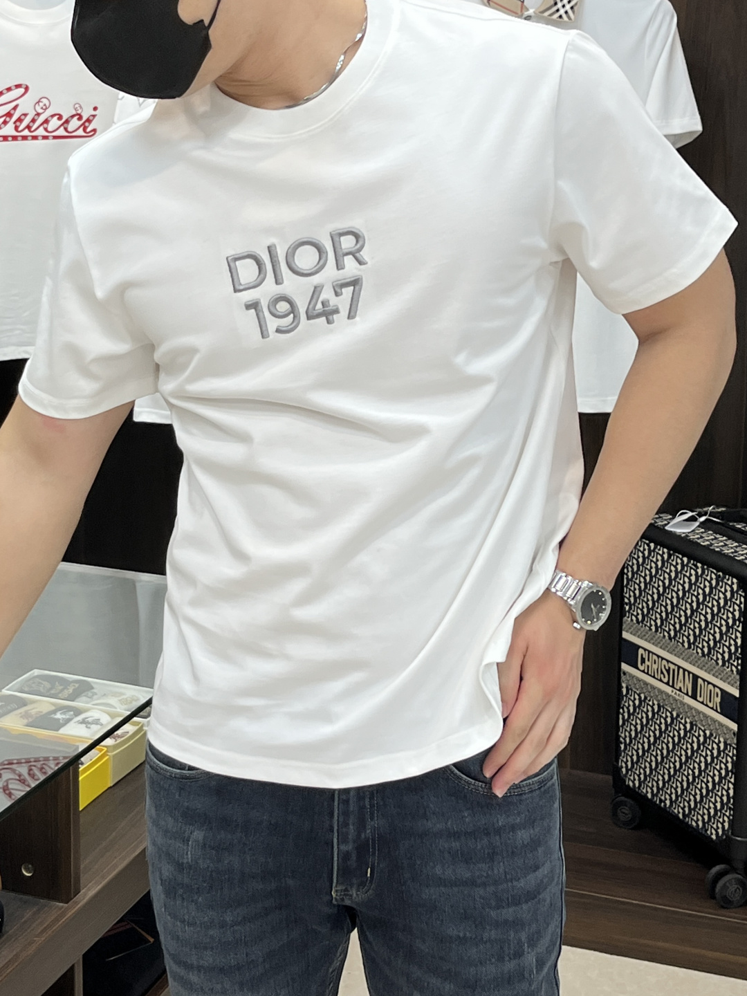 NO:625683,The main recommendation is Dior's exclusive autumn new Dior fashion casual round neck short sleeves, high-density 320g pure cotton fabric, advanced dense needle embroidery, high-end European original single T-shirt, trendy fashion casual half-sleeves, high breathability and comfort, impeccable details, brand element design concept, reflecting high quality. Presenting casual tailoring, the upper body shape is awesome!  Size M-3XL H2025 new model first release, dior, dior, T-shirt, tees, t-shirt, alexander wang19860909主推 Dior 独家专供秋季新款迪奥时尚休闲圆领短袖,高密度320克纯棉面料,高级密针刺绣、高端欧版原单T恤,潮流时尚休闲半袖 透气舒适度高,细节无可挑剔,品牌元素设计理念,体现高品质.呈现休闲裁剪,上身版型超赞！码数M-3XL H2025新款首发,,dior,dior,T-shirt,tees，t-shirt,alexander wang,Men's clothing