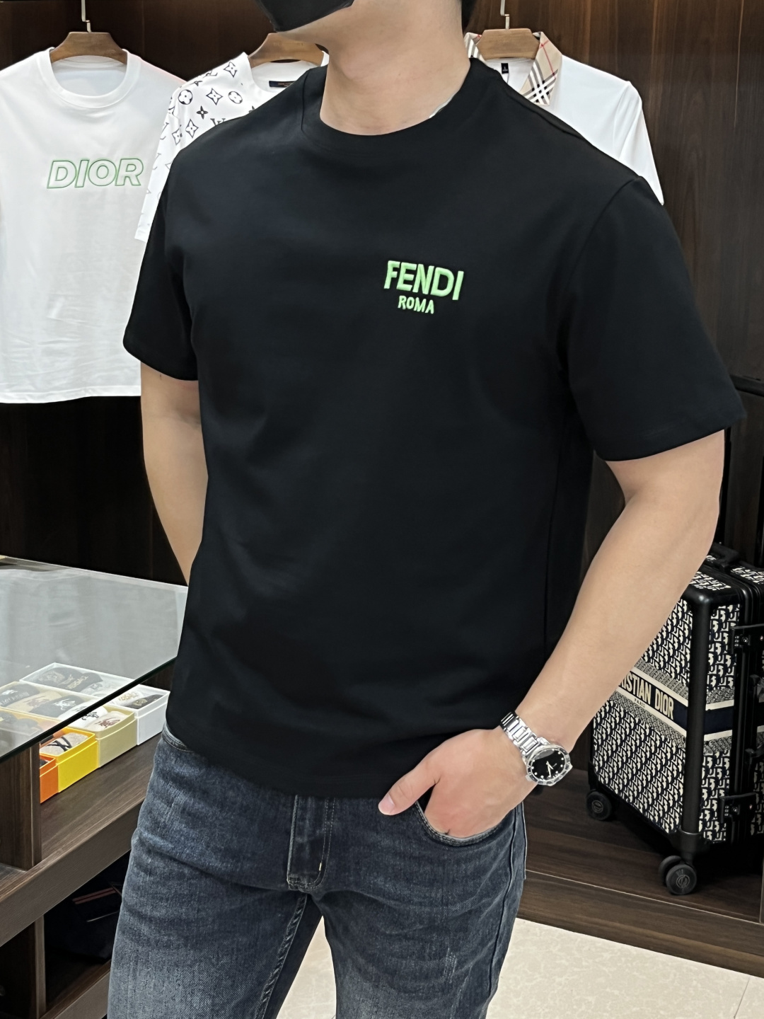 NO:625677,Recommended for Fendi. Exclusively for autumn, new Fendi fashionable and casual round-neck short sleeves, high-density 320g pure cotton fabric, advanced dense needle embroidery, high-end European original single T-shirt, trendy and fashionable casual half-sleeves. High breathability and comfort, impeccable details, brand element design concept, reflecting high quality. Presenting casual tailoring, the upper body shape is awesome!  Size M-3XL H2025 new model debut,,fendi,fendi,T-shirt,tees,t-shirt,alexander wang19860909主推 Fendi 独家专供秋季新款芬迪时尚休闲圆领短袖,高密度320克纯棉面料,高级密针刺绣、高端欧版原单T恤,潮流时尚休闲半袖 透气舒适度高,细节无可挑剔,品牌元素设计理念,体现高品质.呈现休闲裁剪,上身版型超赞！码数M-3XL H2025新款首发,,fendi,fendi,T-shirt,tees，t-shirt,alexander wang,Men's clothing