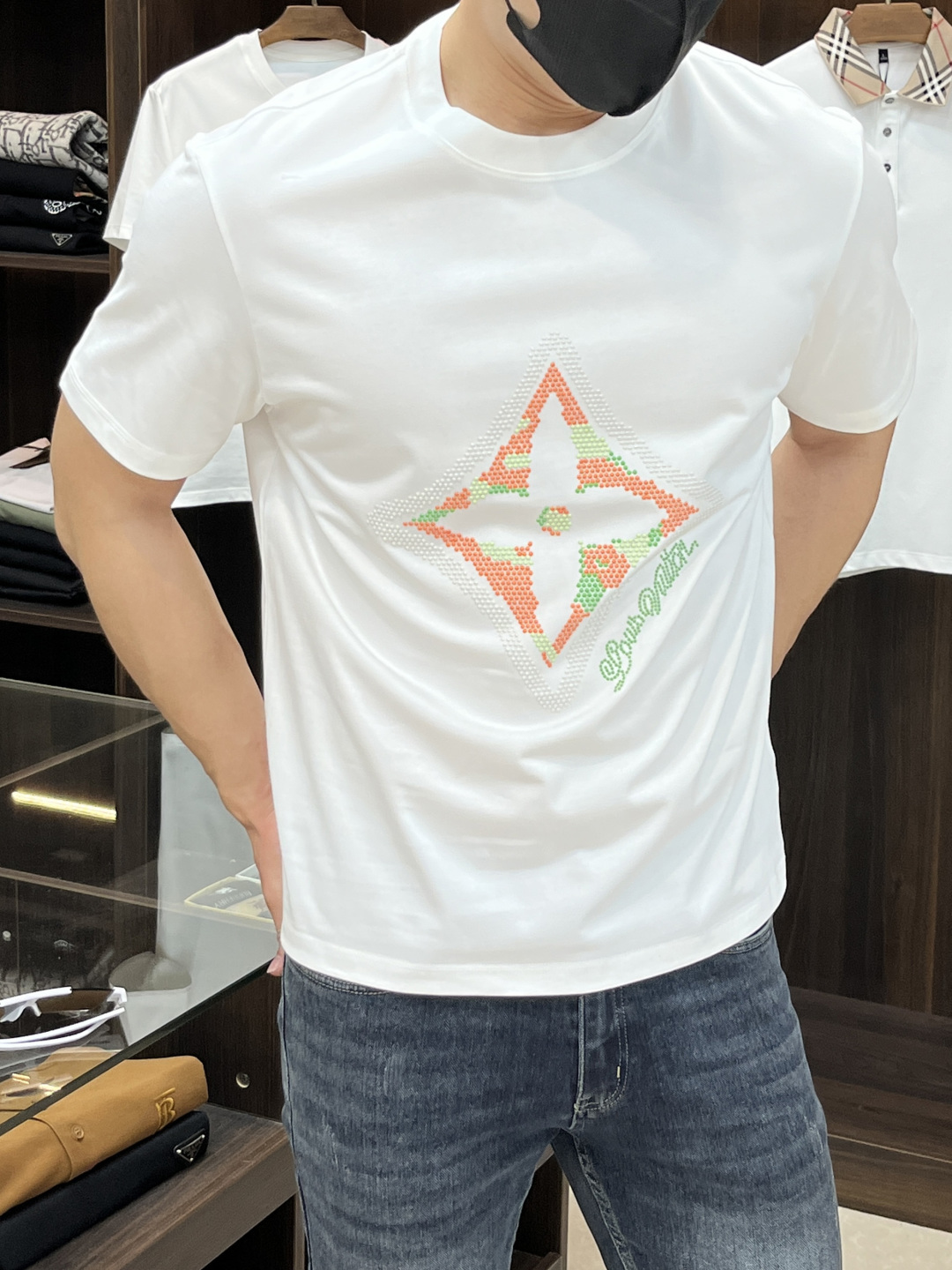 NO:625689,The main recommendation is LV's exclusive autumn new donkey brand fashionable and casual round neck short-sleeved, high-density 320g pure cotton fabric, advanced dense needle embroidery, high-end European original single T-shirt, trendy and fashionable casual half-sleeves. High breathability and comfort, impeccable details, brand element design concept, reflecting high quality. Presenting casual tailoring, the upper body shape is awesome!  Size M-3XL H2025 new model debut,,louis vuitton,louis vuitton,T-shirt,tees,t-shirt,alexander wang19860909主推 LV 独家专供秋季新款驴牌时尚休闲圆领短袖,高密度320克纯棉面料,高级密针刺绣、高端欧版原单T恤,潮流时尚休闲半袖 透气舒适度高,细节无可挑剔,品牌元素设计理念,体现高品质.呈现休闲裁剪,上身版型超赞！码数M-3XL H2025新款首发,,louis vuitton,louis vuitton,T-shirt,tees，t-shirt,alexander wang,Men's clothing