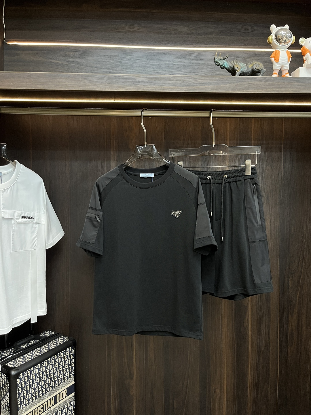 NO:162454,The main recommendation is the latest fashion designer Prada short-sleeved shorts suit in early spring 2025. The details show that the craftsmanship is high-end. The structural tailoring design changes are to show the diverse image changes of men, which are slim and neat, and are tailored to meet the popular multi-layered outfits and versatile styles in life!  Number of codes 48-56 H2025 new model first release, prada, prada, shorts, T-shirt, alexander wang19860909主推 Prada 早春款2025最新款时尚设计师款普拉达短袖短裤套装,处处细节显工艺足够的高级 结构性剪裁的设计改变来展现男士多样的形象变化,修身利落、剪裁合体,满足时下正流行的多层次穿搭,生活百搭款式！ 码数48-56 H2025新款首发,,prada,prada,shorts,T-shirt,alexander wang,Men's clothing