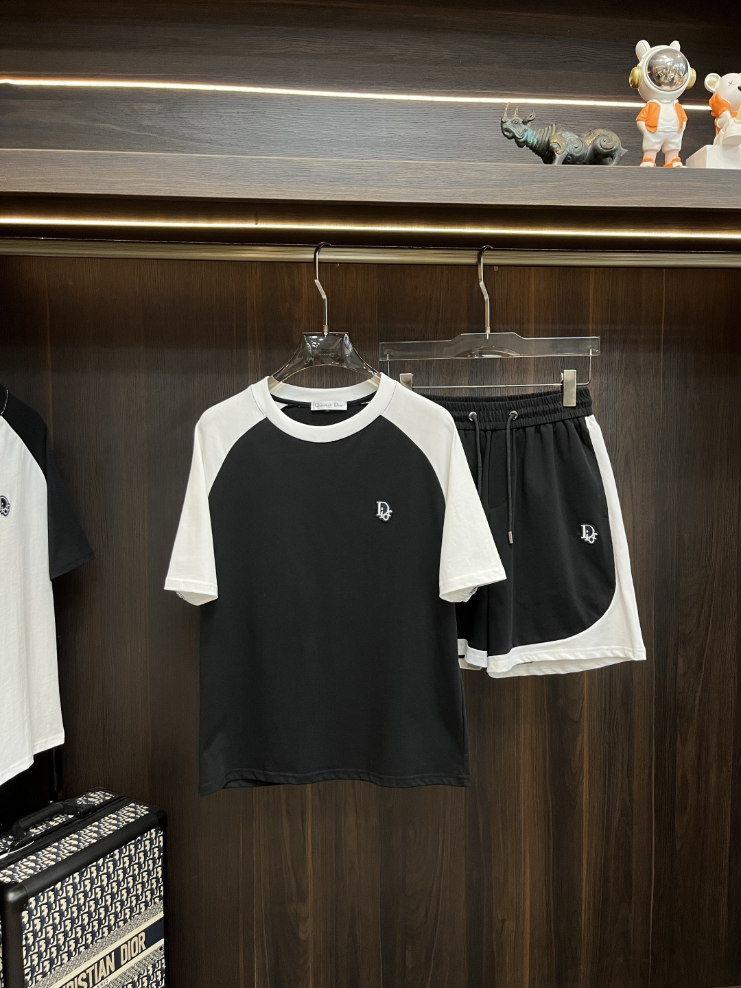 NO:161158,The latest Dior early spring model 2025 fashion designer Dior short-sleeved shorts suit, details everywhere show high-end craftsmanship. The design changes of structural tailoring are to show the diverse image changes of men, slim and neat, and tailoring, satisfying the popular multi-layered outfits and versatile life styles!  Number of codes 48-56 H2025 new model first release, dior, dior, shorts, T-shirt, alexander wang19860909主推 Dior 早春款2025最新款时尚设计师款迪奥短袖短裤套装,处处细节显工艺足够的高级 结构性剪裁的设计改变来展现男士多样的形象变化,修身利落、剪裁合体,满足时下正流行的多层次穿搭,生活百搭款式！ 码数48-56 H2025新款首发,,dior,dior,shorts,T-shirt,alexander wang,Men's clothing