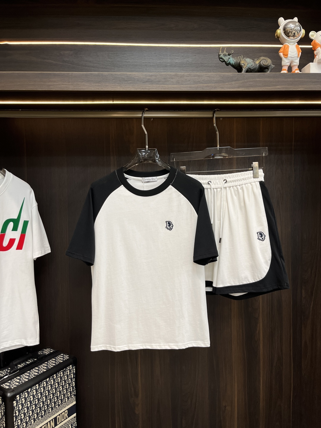 NO:162457,The latest Dior early spring model 2025 fashion designer Dior short-sleeved shorts suit, details everywhere show high-end craftsmanship. The design changes of structural tailoring are to show the diverse image changes of men, slim and neat, and tailoring, satisfying the popular multi-layered outfits and versatile life styles!  Number of codes 48-56 H2025 new model first release, dior, dior, shorts, T-shirt, alexander wang19860909主推 Dior 早春款2025最新款时尚设计师款迪奥短袖短裤套装,处处细节显工艺足够的高级 结构性剪裁的设计改变来展现男士多样的形象变化,修身利落、剪裁合体,满足时下正流行的多层次穿搭,生活百搭款式！ 码数48-56 H2025新款首发,,dior,dior,shorts,T-shirt,alexander wang,Men's clothing