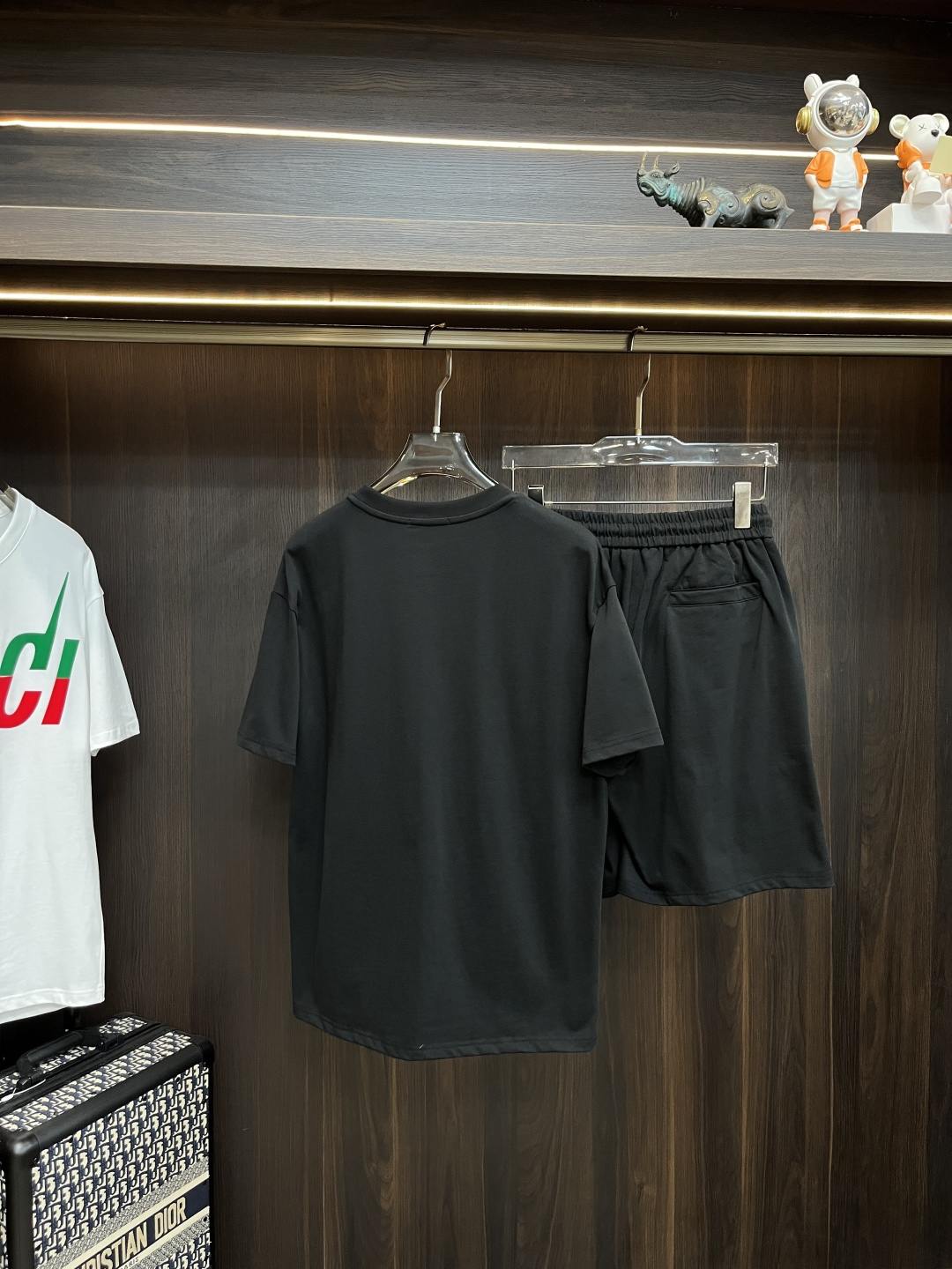 NO:161161,The main recommendation is Gucci early spring 2025 latest fashion designer Gucci short-sleeved shorts suit, details everywhere show high-end craftsmanship. The structural tailoring design changes are to show the diverse image changes of men, slim and neat, and tailoring, satisfying the popular multi-layered outfits and versatile life styles!  Number of codes 48-56 H2025 new model first release, gucci, gucci, shorts, T-shirt, alexander wang19860909主推 Gucci 早春款2025最新款时尚设计师款古驰短袖短裤套装,处处细节显工艺足够的高级 结构性剪裁的设计改变来展现男士多样的形象变化,修身利落、剪裁合体,满足时下正流行的多层次穿搭,生活百搭款式！ 码数48-56 H2025新款首发,,gucci,gucci,shorts,T-shirt,alexander wang,Men's clothing