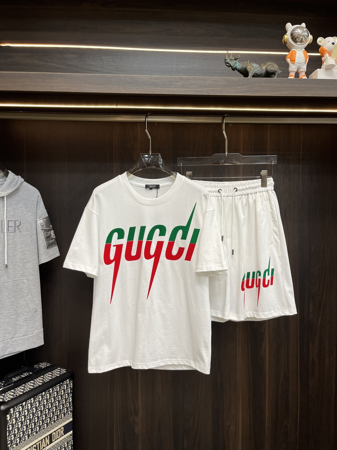 NO:162460,The main recommendation is Gucci early spring 2025 latest fashion designer Gucci short-sleeved shorts suit, details everywhere show high-end craftsmanship. The design changes of structural tailoring are to show the diverse image changes of men, slim and neat, and tailoring them to meet the popular multi-layered outfits and versatile life styles!  Number of codes 48-56 H2025 new model first release, gucci, gucci, shorts, T-shirt, alexander wang19860909主推 Gucci 早春款2025最新款时尚设计师款古驰短袖短裤套装,处处细节显工艺足够的高级 结构性剪裁的设计改变来展现男士多样的形象变化,修身利落、剪裁合体,满足时下正流行的多层次穿搭,生活百搭款式！ 码数48-56 H2025新款首发,,gucci,gucci,shorts,T-shirt,alexander wang,Men's clothing