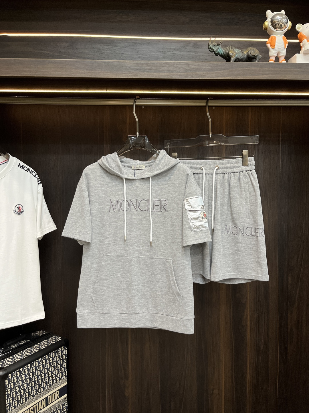 NO:161153,The main recommendation is Moncler Early Spring 2025 latest fashion designer short-sleeved shorts suit, with details showing enough high-end craftsmanship. The design changes of structural tailoring are to show the diverse image changes of men, slim and neat, and tailoring, satisfying the popular multi-layered outfits and versatile life styles!  Number of codes 48-56 H2025 new model first release, christian louboutin, Moncler, shorts, T-shirt, alexander wang19860909主推 Moncler 早春款2025最新款时尚设计师款蒙口短袖短裤套装,处处细节显工艺足够的高级 结构性剪裁的设计改变来展现男士多样的形象变化,修身利落、剪裁合体,满足时下正流行的多层次穿搭,生活百搭款式！ 码数48-56 H2025新款首发,,christian louboutin,Moncler,shorts,T-shirt,alexander wang,Men's clothing