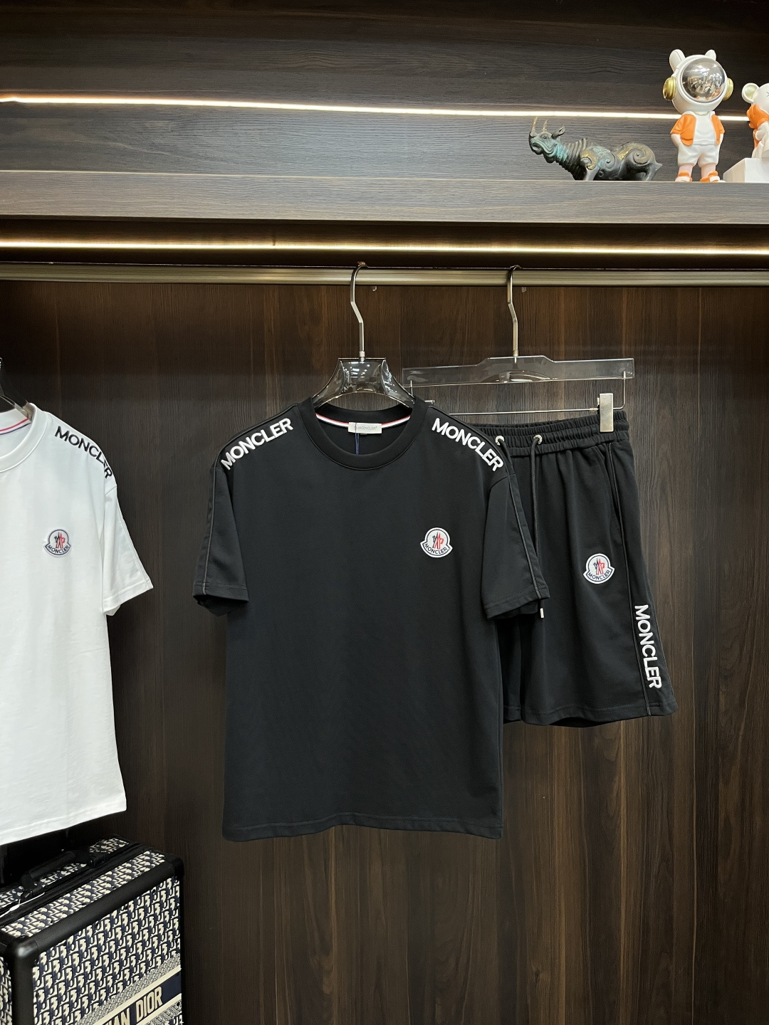 NO:162451,The main recommendation is Moncler Early Spring 2025 latest fashion designer short-sleeved shorts suit, with details showing enough high-end craftsmanship. The design changes of structural tailoring are to show the diverse image changes of men, slim and neat, and tailoring, satisfying the popular multi-layered outfits and versatile life styles!  Number of codes 48-56 H2025 new model first release, christian louboutin, Moncler, shorts, T-shirt, alexander wang19860909主推 Moncler 早春款2025最新款时尚设计师款蒙口短袖短裤套装,处处细节显工艺足够的高级 结构性剪裁的设计改变来展现男士多样的形象变化,修身利落、剪裁合体,满足时下正流行的多层次穿搭,生活百搭款式！ 码数48-56 H2025新款首发,,christian louboutin,Moncler,shorts,T-shirt,alexander wang,Men's clothing