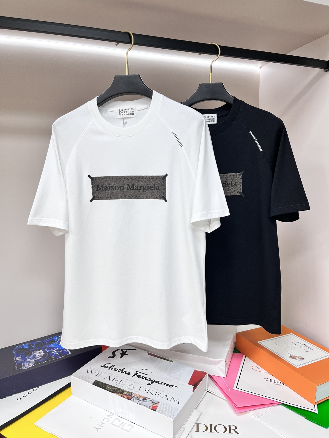 NO:162463,Mainly recommended Majila is exclusively designed for new autumn fashion casual round neck short sleeves, pure cotton bead floor fabric, high-end needle embroidery, high-end European version original single T-shirt, trendy and fashionable casual half-sleeved, breathable and comfortable, impeccable details, brand element design concept, reflecting high quality. It presents casual cut, and the upper body style is superb!  Massion Margiela, T-shirt,tees,t-shirt,alexander wang19860909主推 马吉拉 独家专供秋季新款时尚休闲圆领短袖,纯棉珠地面料,高级密针刺绣、高端欧版原单T恤,潮流时尚休闲半袖 透气舒适度高,细节无可挑剔,品牌元素设计理念,体现高品质.呈现休闲裁剪,上身版型超赞！ 码数M-XXXL H2025新款首发,,masion margiela,T-shirt,tees，t-shirt,alexander wang,Men's clothing