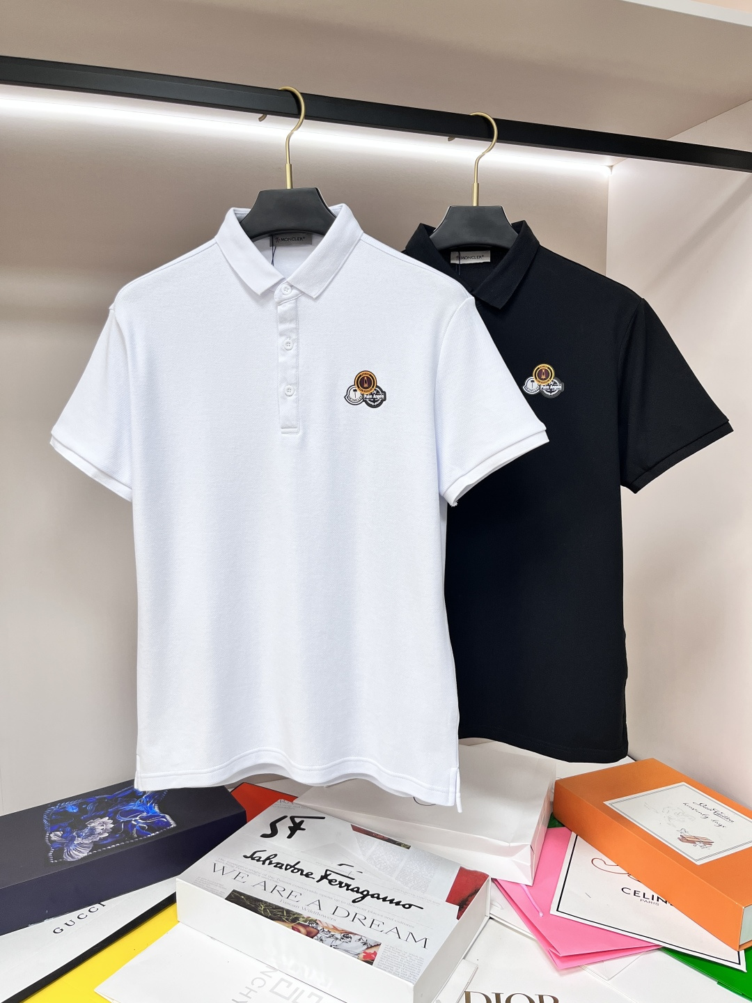 NO:162466,The main recommendation is moncler mask. It is exclusively designed for new autumn fashion casual lapel short sleeves, pure cotton bead floor fabric, high-end needle embroidery, high-end European version original single T-shirt, trendy and fashionable casual half-sleeved, breathable and comfortable, impeccable details, brand element design concept, reflecting high quality. It presents casual cut, and the upper body style is excellent!  M-XXXL H2025 new model debut, christian louboutin, Moncler, T-shirt, tees, t-shirt, alexander wang19860909主推 moncler 蒙口 独家专供秋季新款时尚休闲翻领短袖,纯棉珠地面料,高级密针刺绣、高端欧版原单T恤,潮流时尚休闲半袖 透气舒适度高,细节无可挑剔,品牌元素设计理念,体现高品质.呈现休闲裁剪,上身版型超赞！ 码数M-XXXL H2025新款首发,,christian louboutin,Moncler,T-shirt,tees，t-shirt,alexander wang,Men's clothing