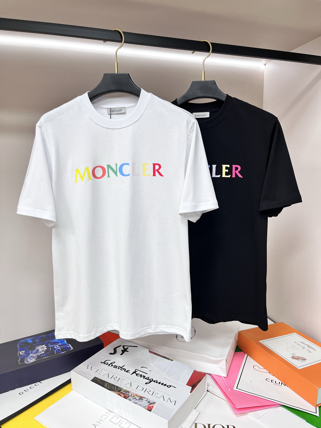 NO:161164,The main recommendation is Moncler hooded exclusively for new autumn fashion casual round neck short sleeves, high-end European version of pure cotton fabric, trendy and fashionable casual half-sleeved, breathable and comfortable, impeccable details, brand element design concept, reflecting high quality. It presents casual cut, and the upper body style is superb!  Code Number M-4XL H2025 new model first release, christian louboutin, Moncler, T-shirt, tees, t-shirt, alexander wang19860909主推 Moncler 蒙口 独家专供秋季新款时尚休闲圆领短袖,纯棉面料高端欧版原单T恤,潮流时尚休闲半袖 透气舒适度高,细节无可挑剔,品牌元素设计理念,体现高品质.呈现休闲裁剪,上身版型超赞！ 码数M-4XL H2025新款首发,,christian louboutin,Moncler,T-shirt,tees，t-shirt,alexander wang,Men's clothing