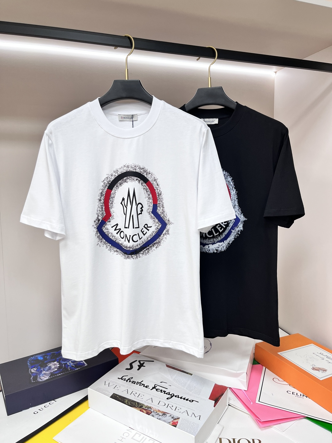 NO:162469,The main recommendation is Moncler hooded exclusively for new autumn fashion casual round neck short sleeves, high-end European version of pure cotton fabric, trendy and fashionable casual half-sleeved, breathable and comfortable, impeccable details, brand element design concept, reflecting high quality. It presents casual cut, and the upper body style is superb!  Code Number M-4XL H2025 new model first release, christian louboutin, Moncler, T-shirt, tees, t-shirt, alexander wang19860909主推 Moncler 蒙口 独家专供秋季新款时尚休闲圆领短袖,纯棉面料高端欧版原单T恤,潮流时尚休闲半袖 透气舒适度高,细节无可挑剔,品牌元素设计理念,体现高品质.呈现休闲裁剪,上身版型超赞！ 码数M-4XL H2025新款首发,,christian louboutin,Moncler,T-shirt,tees，t-shirt,alexander wang,Men's clothing