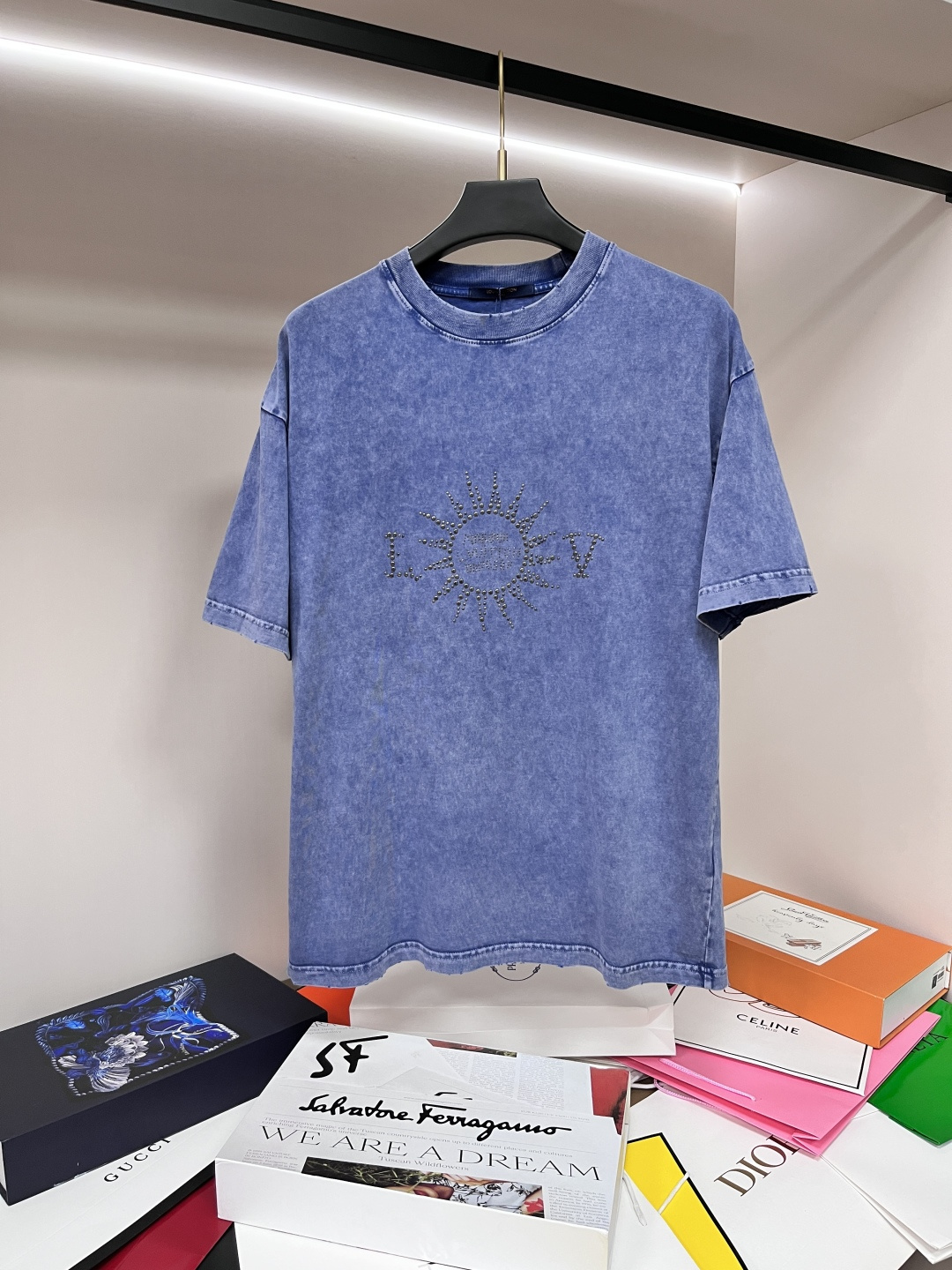 NO:162472,The main recommendation is L V 2025 spring exclusively for new donkey brand fashion casual short-sleeved T-shirts, and the spring new casual round neck half-sleeved T-shirts!  High-end European version original single trendy fashion boutique!  High breathability and comfort, impeccable details, brand elements design concept, reflecting high quality. It presents casual cut and has a great upper body style!  S-XL H2025 new model first release, louis vuitton, T-shirt,tees, t-shirt,alexander wang19860909主推 L V 2025春季独家专供新款驴牌潮男时尚休闲短袖T恤,春季新款休闲圆领半袖T恤！高端欧版原单潮流时尚精品！透气舒适度高,细节无可挑剔,品牌元素设计理念,体现高品质.呈现休闲裁剪,上身版型超赞！ 码数S-XL H2025新款首发,,louis vuitton,T-shirt,tees，t-shirt,alexander wang,Men's clothing