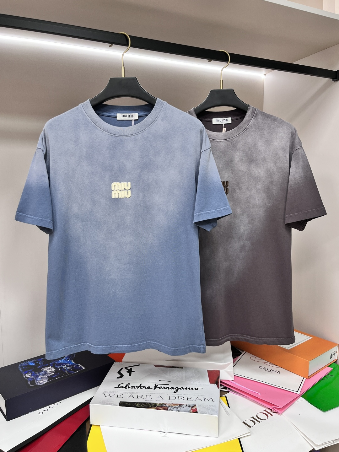 NO:162448,The main recommendation is the 2025 spring exclusive exclusive new Miao Miao trendy men's fashionable casual short-sleeved T-shirt, and the new spring casual round neck half-sleeved T-shirt!  High-end European version original single trendy fashion boutique!  High breathability and comfort, impeccable details, brand elements design concept, reflecting high quality. It presents casual cut and has a great upper body style!  S-XL H2025 new model first launch, miumiu, T-shirt,tees, t-shirt,alexander wang19860909主推 miumiu 2025春季独家专供新款缪缪潮男时尚休闲短袖T恤,春季新款休闲圆领半袖T恤！高端欧版原单潮流时尚精品！透气舒适度高,细节无可挑剔,品牌元素设计理念,体现高品质.呈现休闲裁剪,上身版型超赞！ 码数S-XL H2025新款首发,,miumiu,T-shirt,tees，t-shirt,alexander wang,Men's clothing