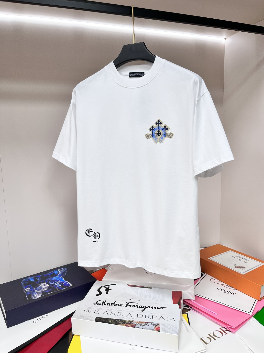 NO:161144,The main recommendation is Croxin, the 2025 spring exclusively for new trendy men's fashionable casual short-sleeved T-shirt, and the new spring casual round neck half-sleeved T-shirt!  High-end European version original single trendy fashion boutique!  High breathability and comfort, impeccable details, brand elements design concept, reflecting high quality. It presents casual cut and has a great upper body style!  S-XL H2025 new model first launch, chrome hearts, T-shirt, tees, t-shirt, alexander wang19860909主推 克罗心 2025春季独家专供新款潮男时尚休闲短袖T恤,春季新款休闲圆领半袖T恤！高端欧版原单潮流时尚精品！透气舒适度高,细节无可挑剔,品牌元素设计理念,体现高品质.呈现休闲裁剪,上身版型超赞！ 码数S-XL H2025新款首发,,chrome hearts,T-shirt,tees，t-shirt,alexander wang,Men's clothing