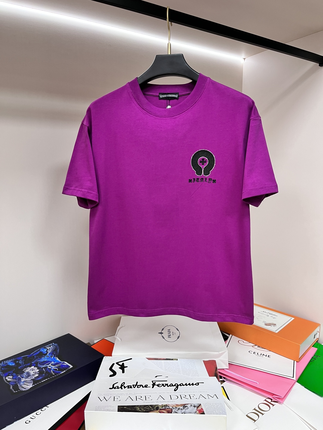 NO:162450,The main recommendation is Croxin, the 2025 spring exclusively for new trendy men's fashionable casual short-sleeved T-shirt, and the new spring casual round neck half-sleeved T-shirt!  High-end European version original single trendy fashion boutique!  High breathability and comfort, impeccable details, brand elements design concept, reflecting high quality. It presents casual cut and has a great upper body style!  S-XL H2025 new model first launch, chrome hearts, T-shirt, tees, t-shirt, alexander wang19860909主推 克罗心 2025春季独家专供新款潮男时尚休闲短袖T恤,春季新款休闲圆领半袖T恤！高端欧版原单潮流时尚精品！透气舒适度高,细节无可挑剔,品牌元素设计理念,体现高品质.呈现休闲裁剪,上身版型超赞！ 码数S-XL H2025新款首发,,chrome hearts,T-shirt,tees，t-shirt,alexander wang,Men's clothing