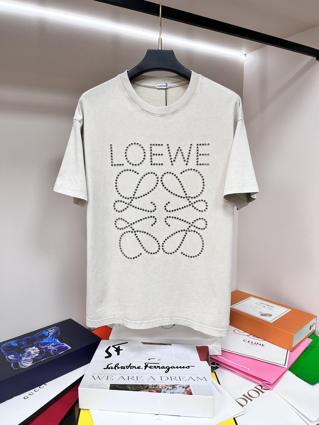 NO:161147,The main recommendation is Loewe 2025 spring exclusively for the new Loewe men's fashionable casual short-sleeved T-shirt, and the new spring casual round neck half-sleeved T-shirt!  High-end European version original single trendy fashion boutique!  High breathability and comfort, impeccable details, brand elements design concept, reflecting high quality. It presents casual cut and has a great upper body style!  S-XL H2025 new model first release, loewe, loewe, T-shirt, tees, t-shirt, alexander wang19860909主推 Loewe 2025春季独家专供新款罗意威潮男时尚休闲短袖T恤,春季新款休闲圆领半袖T恤！高端欧版原单潮流时尚精品！透气舒适度高,细节无可挑剔,品牌元素设计理念,体现高品质.呈现休闲裁剪,上身版型超赞！ 码数S-XL H2025新款首发,,loewe,loewe,T-shirt,tees，t-shirt,alexander wang,Men's clothing