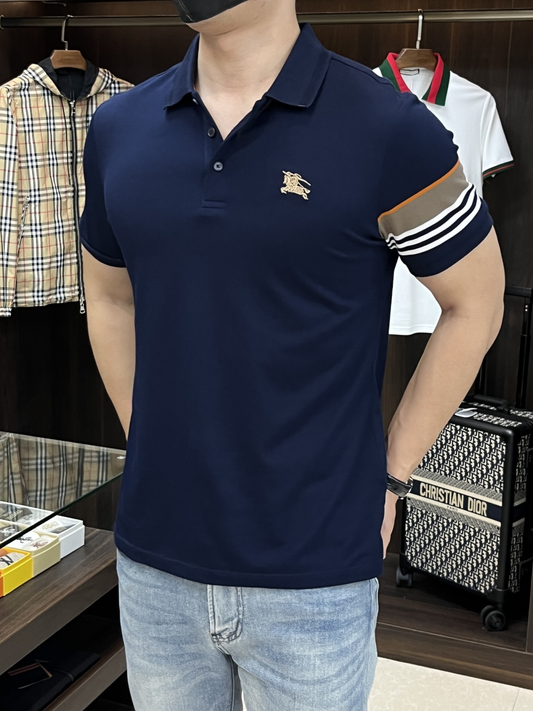 NO:161150,The main recommendation Burberry Burberry is exclusively available for the new TB trendy men's fashionable casual business lapel short-sleeved T-shirt in spring. The new spring business casual lapel short-sleeved T-shirt in spring, high-end European version original single trendy fashion boutique!  High breathability and comfort, impeccable details, brand elements design concept, reflecting high quality. It presents casual cut and has a great upper body style!  Code Number M-XXXL H2025 new model first launch, burberry, burberry, T-shirt, tees, t-shirt, alexander wang19860909主推 Burberry 巴宝莉 2025春季独家专供新款TB潮男时尚休闲商务翻领短袖T恤.春季新款商务休闲翻领短袖T恤衫,高端欧版原单潮流时尚精品！透气舒适度高,细节无可挑剔,品牌元素设计理念,体现高品质.呈现休闲裁剪,上身版型超赞！ 码数M-XXXL H2025新款首发,,burberry,burberry,T-shirt,tees，t-shirt,alexander wang,Men's clothing