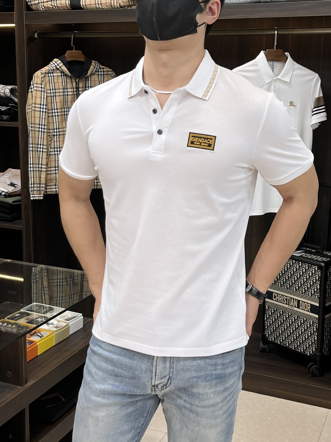 NO:162456,The main recommendation is Fendi 2025 spring exclusively for new TB trendy men's fashionable casual business lapel short-sleeved T-shirt. The new spring business casual lapel short-sleeved T-shirt, high-end European version original single trendy fashion boutique!  High breathability and comfort, impeccable details, brand elements design concept, reflecting high quality. It presents casual cut and has a great upper body style!  Code Number M-XXXL H2025 new model first release, fendi, fendi, T-shirt, tees, t-shirt, alexander wang19860909主推 Fendi 芬迪 2025春季独家专供新款TB潮男时尚休闲商务翻领短袖T恤.春季新款商务休闲翻领短袖T恤衫,高端欧版原单潮流时尚精品！透气舒适度高,细节无可挑剔,品牌元素设计理念,体现高品质.呈现休闲裁剪,上身版型超赞！ 码数M-XXXL H2025新款首发,,fendi,fendi,T-shirt,tees，t-shirt,alexander wang,Men's clothing