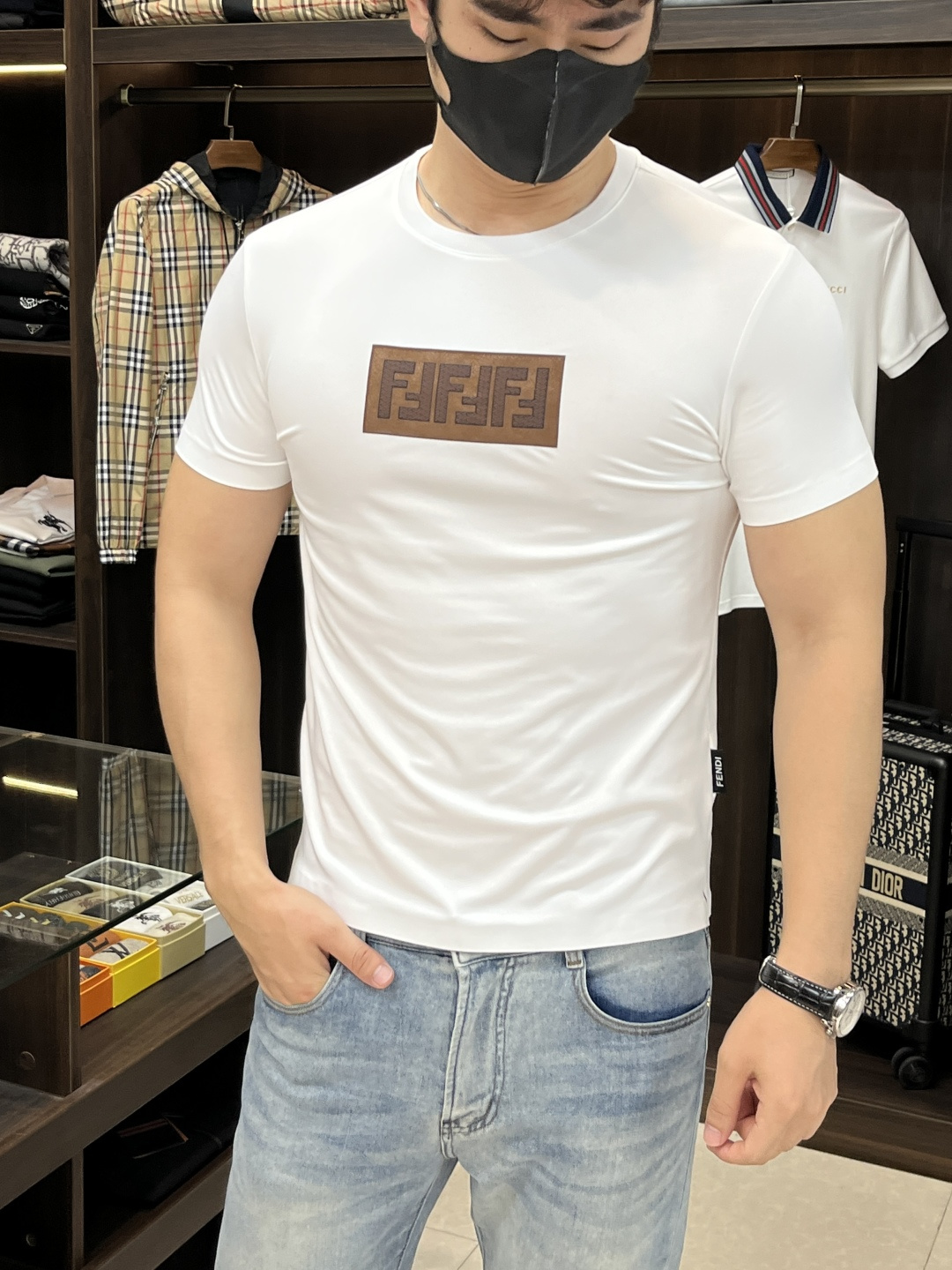 NO:162459,The main recommendation is Fendi 2025 spring exclusively for new TB trendy men's fashionable casual business round neck short-sleeved T-shirt. The new spring business casual lapel short-sleeved T-shirt, high-end European version original single trendy fashion boutique!  High breathability and comfort, impeccable details, brand elements design concept, reflecting high quality. It presents casual cut and has a great upper body style!  Code Number M-XXXL H2025 new model first release, fendi, fendi, T-shirt, tees, t-shirt, alexander wang19860909主推 Fendi 芬迪 2025春季独家专供新款TB潮男时尚休闲商务圆领短袖T恤.春季新款商务休闲翻领短袖T恤衫,高端欧版原单潮流时尚精品！透气舒适度高,细节无可挑剔,品牌元素设计理念,体现高品质.呈现休闲裁剪,上身版型超赞！ 码数M-XXXL H2025新款首发,,fendi,fendi,T-shirt,tees，t-shirt,alexander wang,Men's clothing