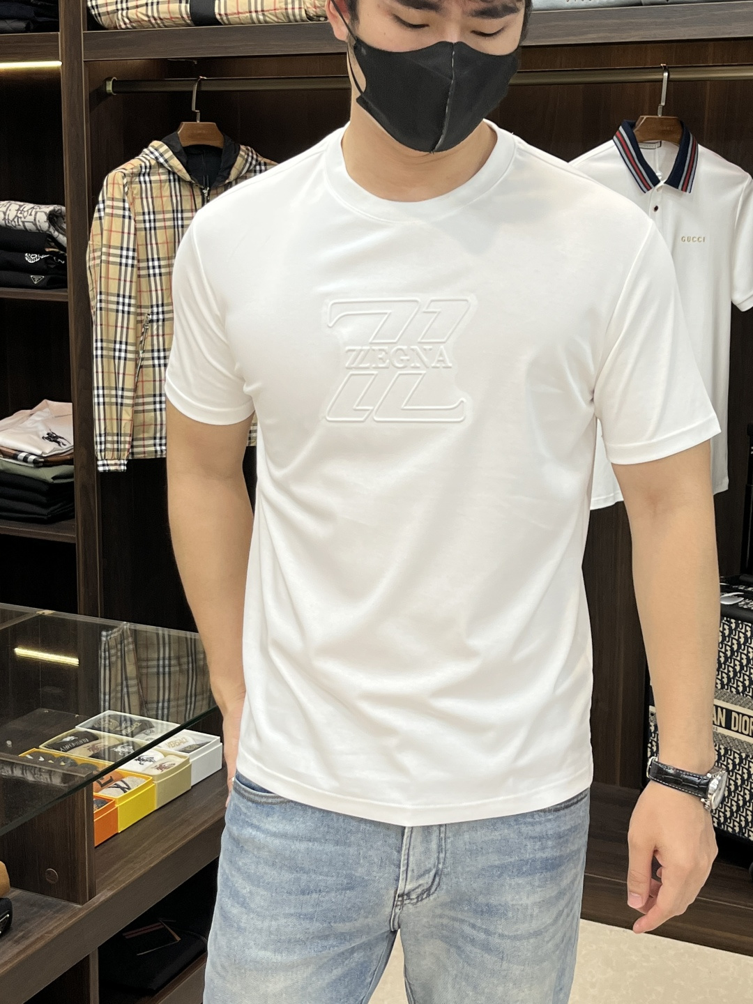 NO:162465,The main recommendation Zegna 2025 spring exclusively offers new trendy men's fashionable casual business round neck short-sleeved T-shirt. The new spring business casual lapel short-sleeved T-shirt, high-end European version original single trendy fashion boutique!  High breathability and comfort, impeccable details, brand elements design concept, reflecting high quality. It presents casual cut and has a great upper body style!  Code Number M-XXXL H2025 new model first release, zegna, T-shirt,tees, t-shirt,alexander wang19860909主推 Zegna 杰尼亚 2025春季独家专供新款潮男时尚休闲商务圆领短袖T恤.春季新款商务休闲翻领短袖T恤衫,高端欧版原单潮流时尚精品！透气舒适度高,细节无可挑剔,品牌元素设计理念,体现高品质.呈现休闲裁剪,上身版型超赞！ 码数M-XXXL H2025新款首发,,zegna,T-shirt,tees，t-shirt,alexander wang,Men's clothing
