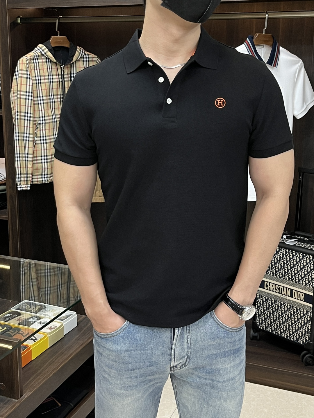 NO:162468,The main recommendation Hermes 2025 spring exclusively offers new TB trendy men's fashionable casual business lapel short-sleeved T-shirt. The new spring business casual lapel short-sleeved T-shirt, high-end European version original single trendy fashion boutique!  High breathability and comfort, impeccable details, brand elements design concept, reflecting high quality. It presents casual cut and has a great upper body style!  Code Number M-XXXL H2025 new model first release, hermes, hermes, T-shirt, tees, t-shirt, alexander wang19860909主推 Hermes 爱马仕 2025春季独家专供新款TB潮男时尚休闲商务翻领短袖T恤.春季新款商务休闲翻领短袖T恤衫,高端欧版原单潮流时尚精品！透气舒适度高,细节无可挑剔,品牌元素设计理念,体现高品质.呈现休闲裁剪,上身版型超赞！ 码数M-XXXL H2025新款首发,,hermes,hermes,T-shirt,tees，t-shirt,alexander wang,Men's clothing