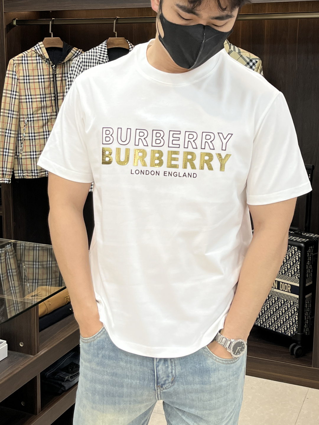 NO:162471,The main recommendation Burberry is exclusively designed for the new autumn Puborli fashion casual round neck short sleeves, high-density 320g pure cotton fabric, high-end needle embroidery, high-end European version original single T-shirt, trendy and fashionable casual half-sleeved, breathable and comfortable, impeccable details, brand element design concept, reflecting high quality. It presents casual cut, and the upper body style is superb!  Code Number M-3XL H2025 new model first launch, burberry, burberry, T-shirt, tees, t-shirt, alexander wang19860909主推 Burberry 独家专供秋季新款普巴宝莉时尚休闲圆领短袖,高密度320克纯棉面料,高级密针刺绣、高端欧版原单T恤,潮流时尚休闲半袖 透气舒适度高,细节无可挑剔,品牌元素设计理念,体现高品质.呈现休闲裁剪,上身版型超赞！码数M-3XL H2025新款首发,,burberry,burberry,T-shirt,tees，t-shirt,alexander wang,Men's clothing