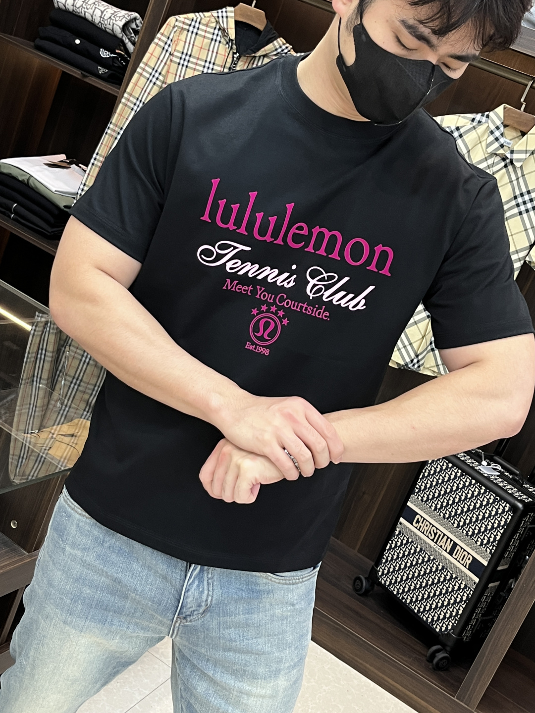 NO:161162,The main recommendation is lululemon, which is exclusively available for the new autumn Lulu fashion casual round neck short sleeves, high-density 320g pure cotton fabric, high-end needle embroidery, high-end European version original single T-shirt, trendy and fashionable casual half-sleeved, high breathable and comfortable, impeccable details, brand element design concept, reflecting high quality. It presents casual cut, and the upper body style is excellent!  Code Number M-3XL H2025 new model first release, T-shirt,tees,t-shirt,alexander wang19860909主推 lululemon 独家专供秋季新款露露时尚休闲圆领短袖,高密度320克纯棉面料,高级密针刺绣、高端欧版原单T恤,潮流时尚休闲半袖 透气舒适度高,细节无可挑剔,品牌元素设计理念,体现高品质.呈现休闲裁剪,上身版型超赞！码数M-3XL H2025新款首发,,T-shirt,tees，t-shirt,alexander wang,Men's clothing