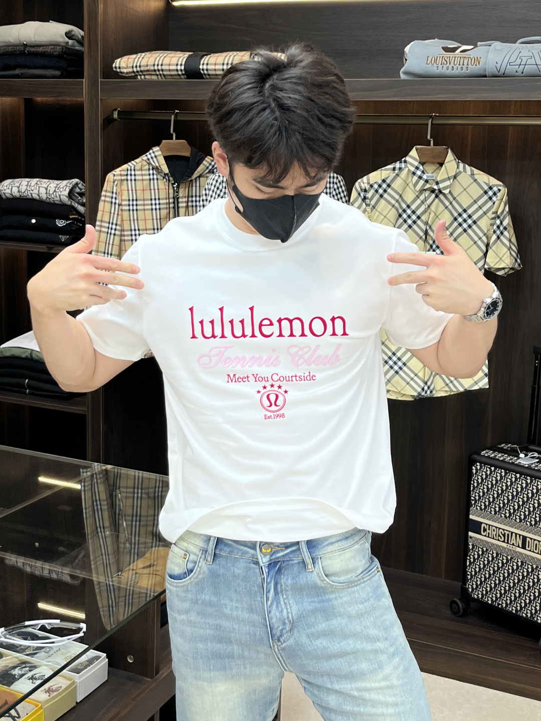 NO:162474,The main recommendation is lululemon, which is exclusively available for the new autumn Lulu fashion casual round neck short sleeves, high-density 320g pure cotton fabric, high-end needle embroidery, high-end European version original single T-shirt, trendy and fashionable casual half-sleeved, high breathable and comfortable, impeccable details, brand element design concept, reflecting high quality. It presents casual cut, and the upper body style is excellent!  Code Number M-3XL H2025 new model first release, T-shirt,tees,t-shirt,alexander wang19860909主推 lululemon 独家专供秋季新款露露时尚休闲圆领短袖,高密度320克纯棉面料,高级密针刺绣、高端欧版原单T恤,潮流时尚休闲半袖 透气舒适度高,细节无可挑剔,品牌元素设计理念,体现高品质.呈现休闲裁剪,上身版型超赞！码数M-3XL H2025新款首发,,T-shirt,tees，t-shirt,alexander wang,Men's clothing